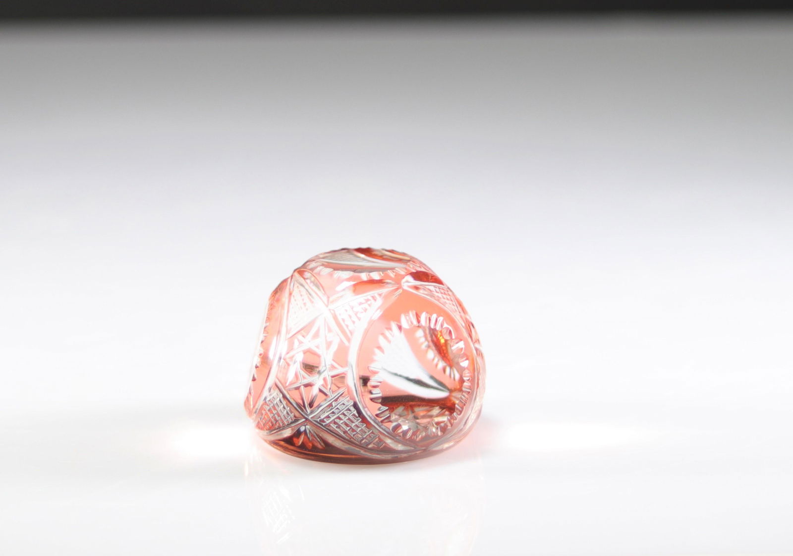 Val Saint-Lambert paperweight cut pink background (1 of 2)