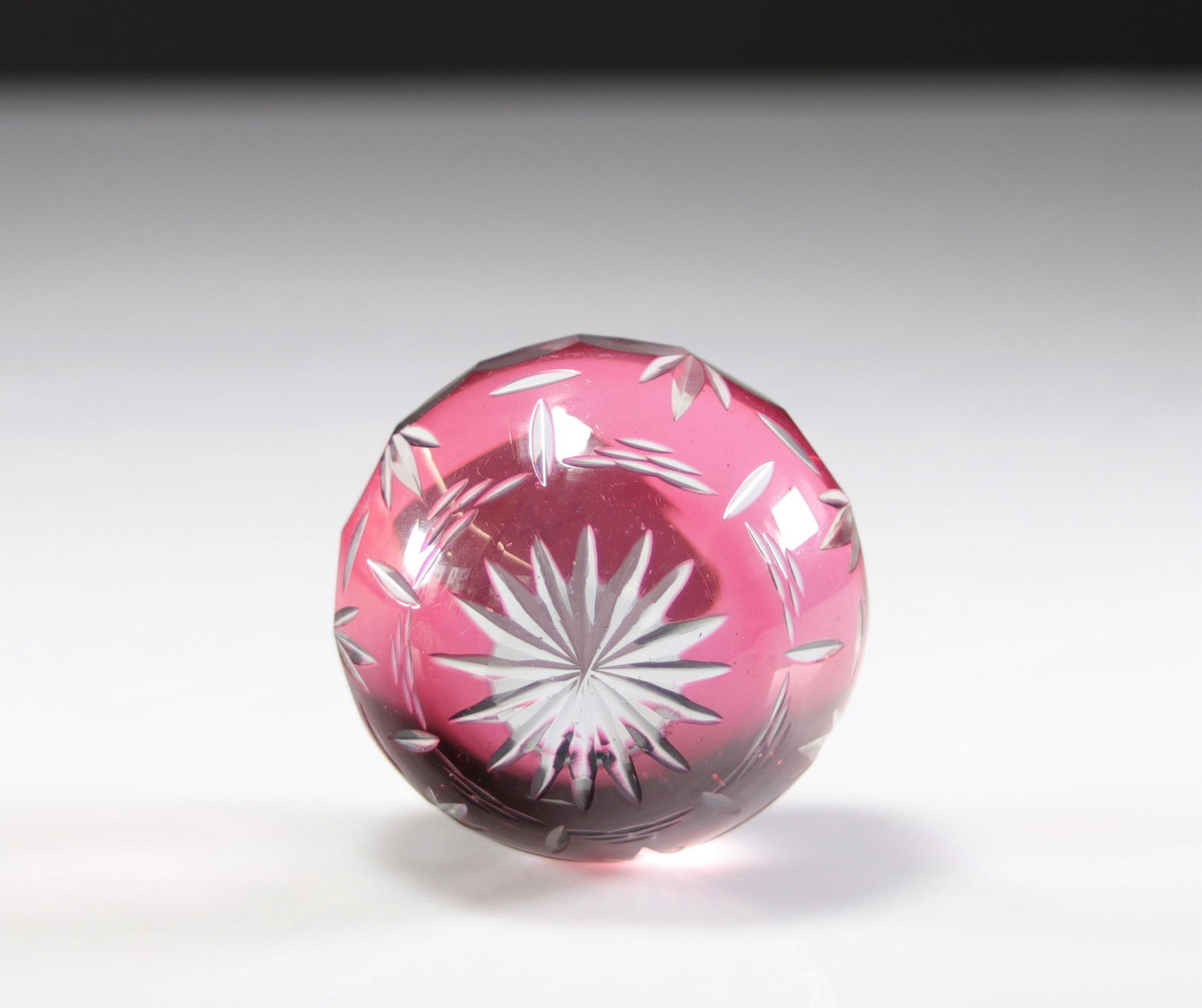 Val Saint-Lambert cut paperweight with red background: Val Saint-Lambert cut paperweight with red background - Weight: 975 g - Sizes: H=75mm L=100mm - Condition: good condition - Author / artist: Val Saint Lambert