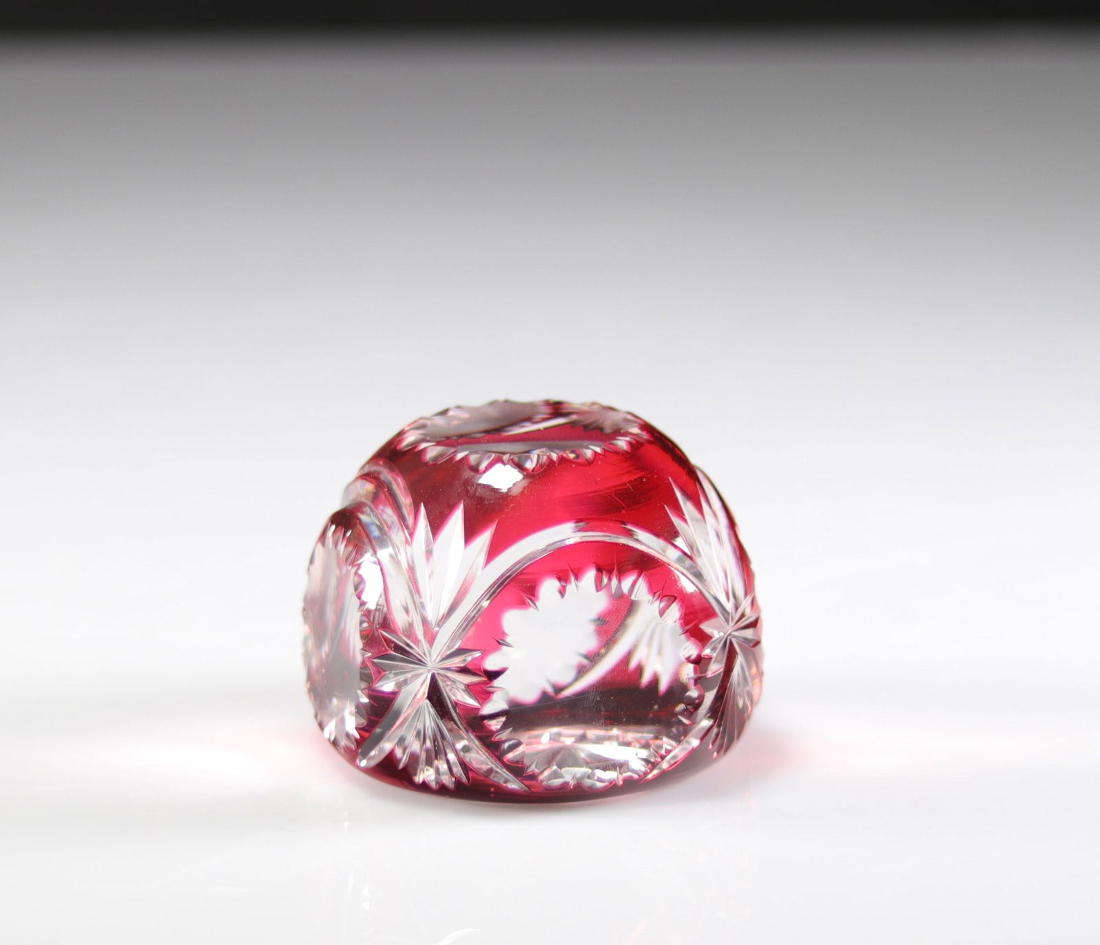 Val Saint-Lambert cut paperweight with red background: Val Saint-Lambert cut paperweight with red background - Weight: 1.07 kg - Sizes: H=70mm L=85mm - Condition: good condition - Author / artist: Val Saint Lambert
