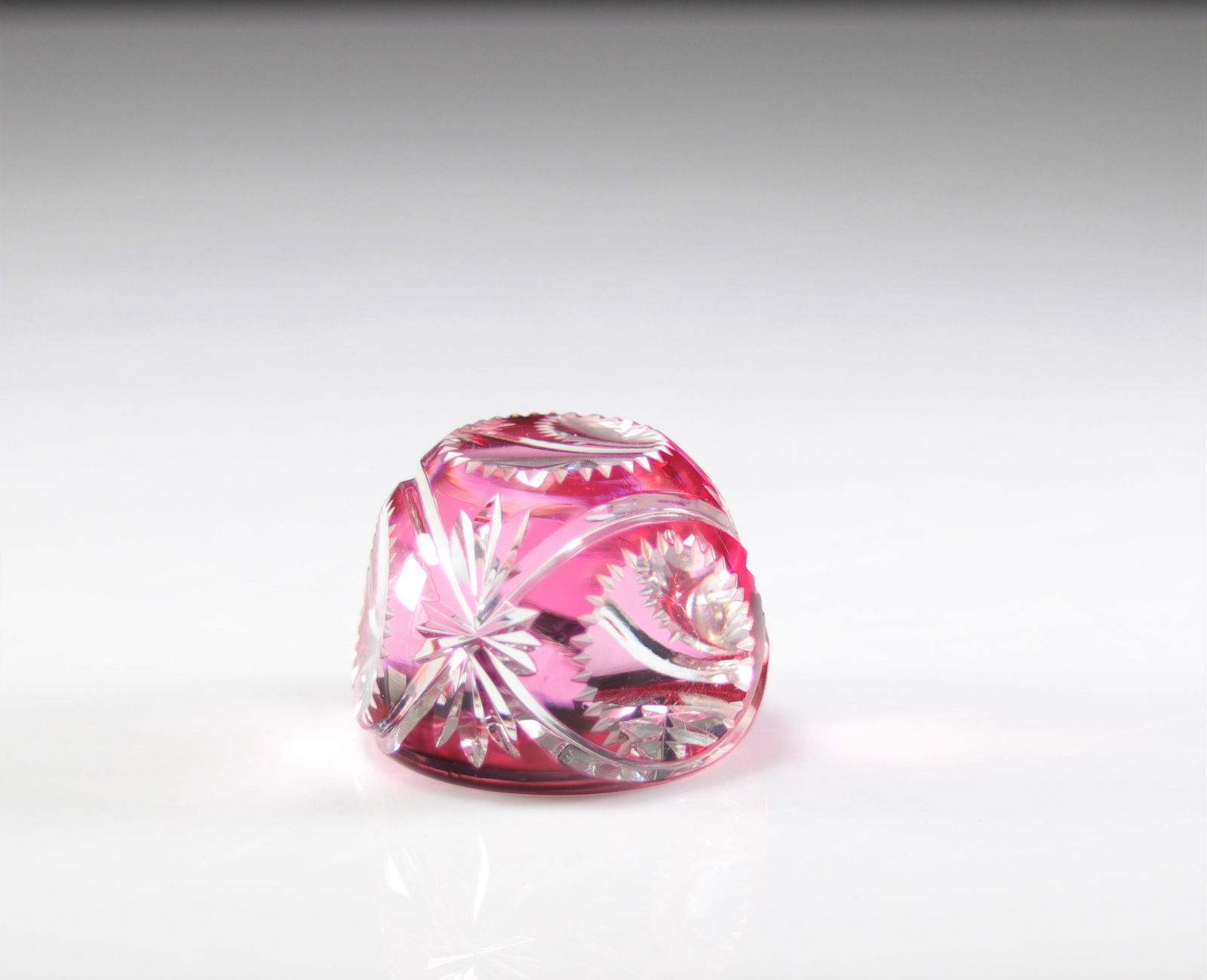 Val Saint-Lambert cut paperweight with red background: Val Saint-Lambert cut paperweight with red background - Weight: 730 g - Sizes: H=60mm L=80mm - Condition: good condition - Author / artist: Val Saint Lambert