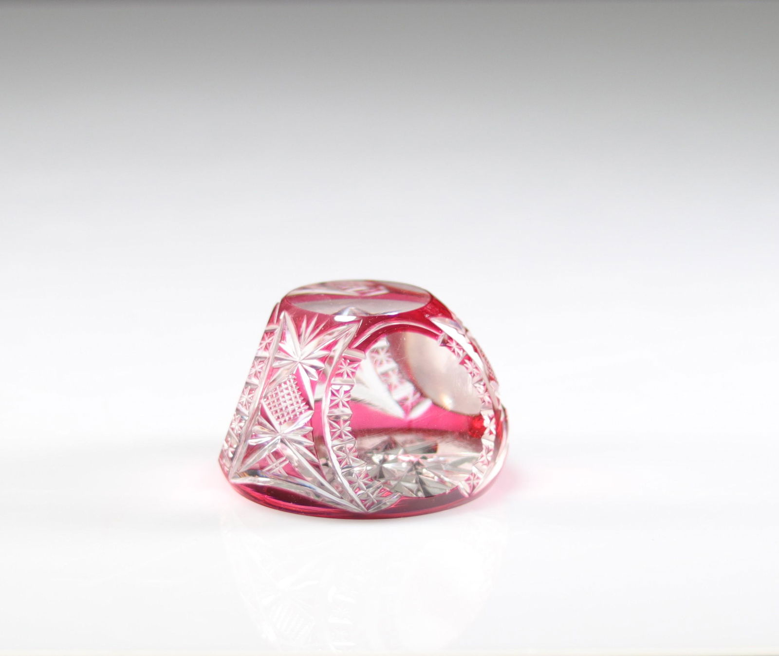 Val Saint-Lambert cut paperweight with red background: Val Saint-Lambert cut paperweight with red background - Weight: 665 g - Sizes: H=60mm L=80mm - Condition: good condition - Author / artist: Val Saint Lambert