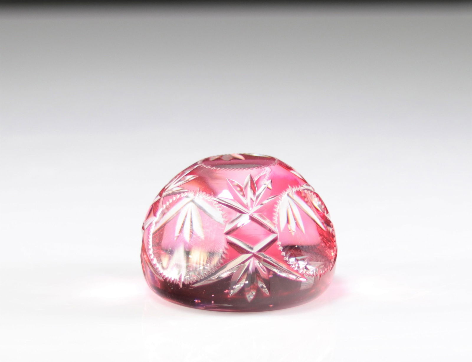 Val Saint-Lambert cut paperweight with red background: Val Saint-Lambert cut paperweight with red background - Weight: 870 g - Sizes: H=65mm L=85mm - Condition: good condition - Author / artist: Val Saint Lambert