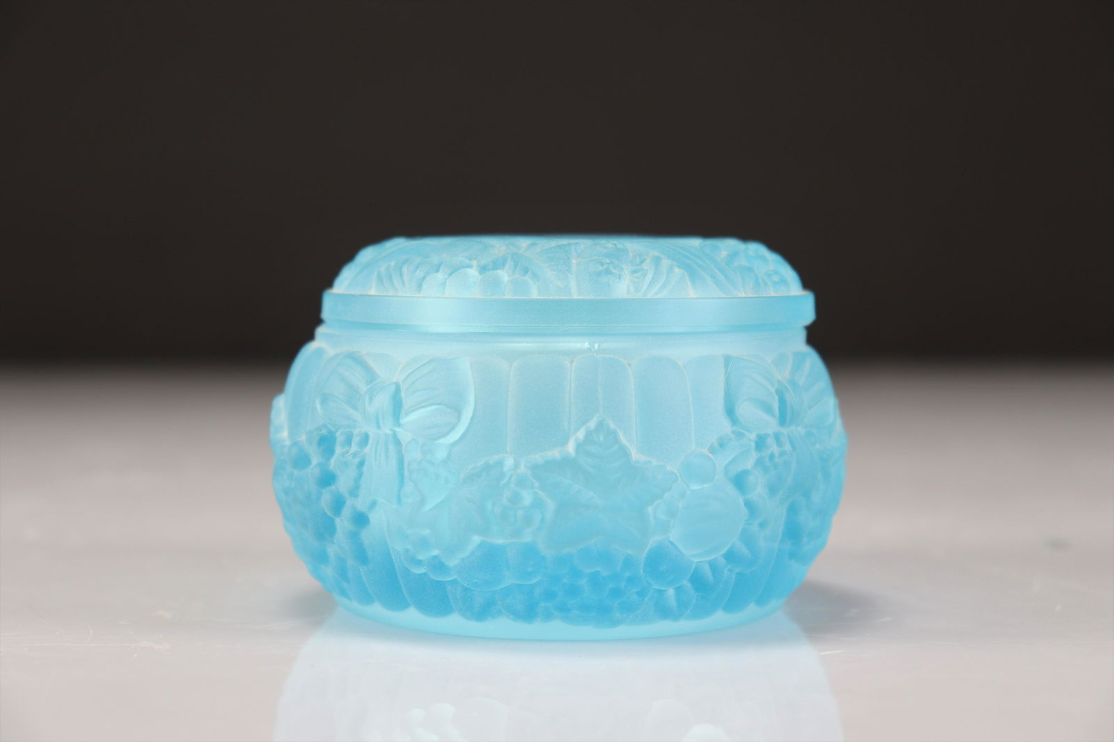 Turqoise candy box: Turqoise candy box - Weight: 430 g - Sizes: H 60 D 90 - Condition: good condition - Author / artist: Val Saint Lambert