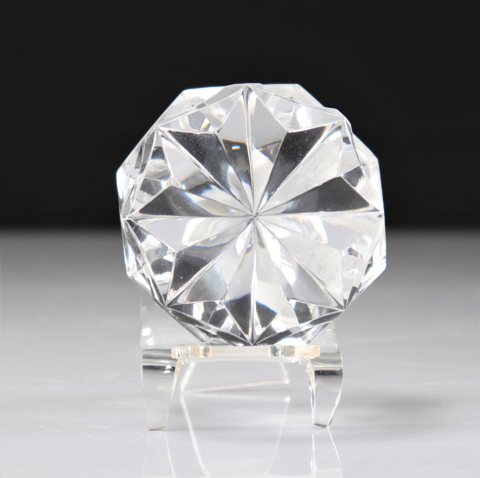 Paperweight. Val Saint-Lambert pruned: Paperweight. Val Saint-Lambert pruned - Weight: 675 g - Sizes: H=60mm L=75mm - Condition: good condition - Author / artist: Val Saint Lambert