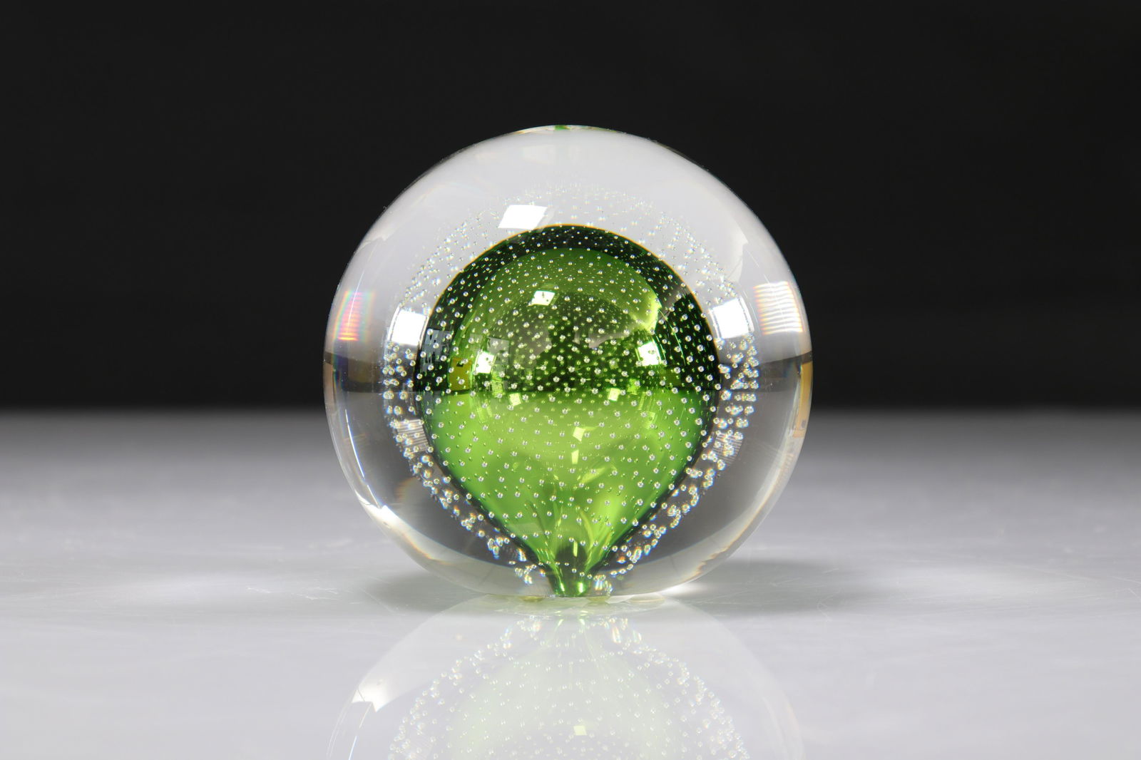 Paperweight. Val Saint-Lambert. Carrera. R: Paperweight. Val Saint-Lambert. Carrera. R - Weight: 1.90 kg - Sizes: H=100mm L=110mm - Condition: good condition - Author / artist: Val Saint Lambert