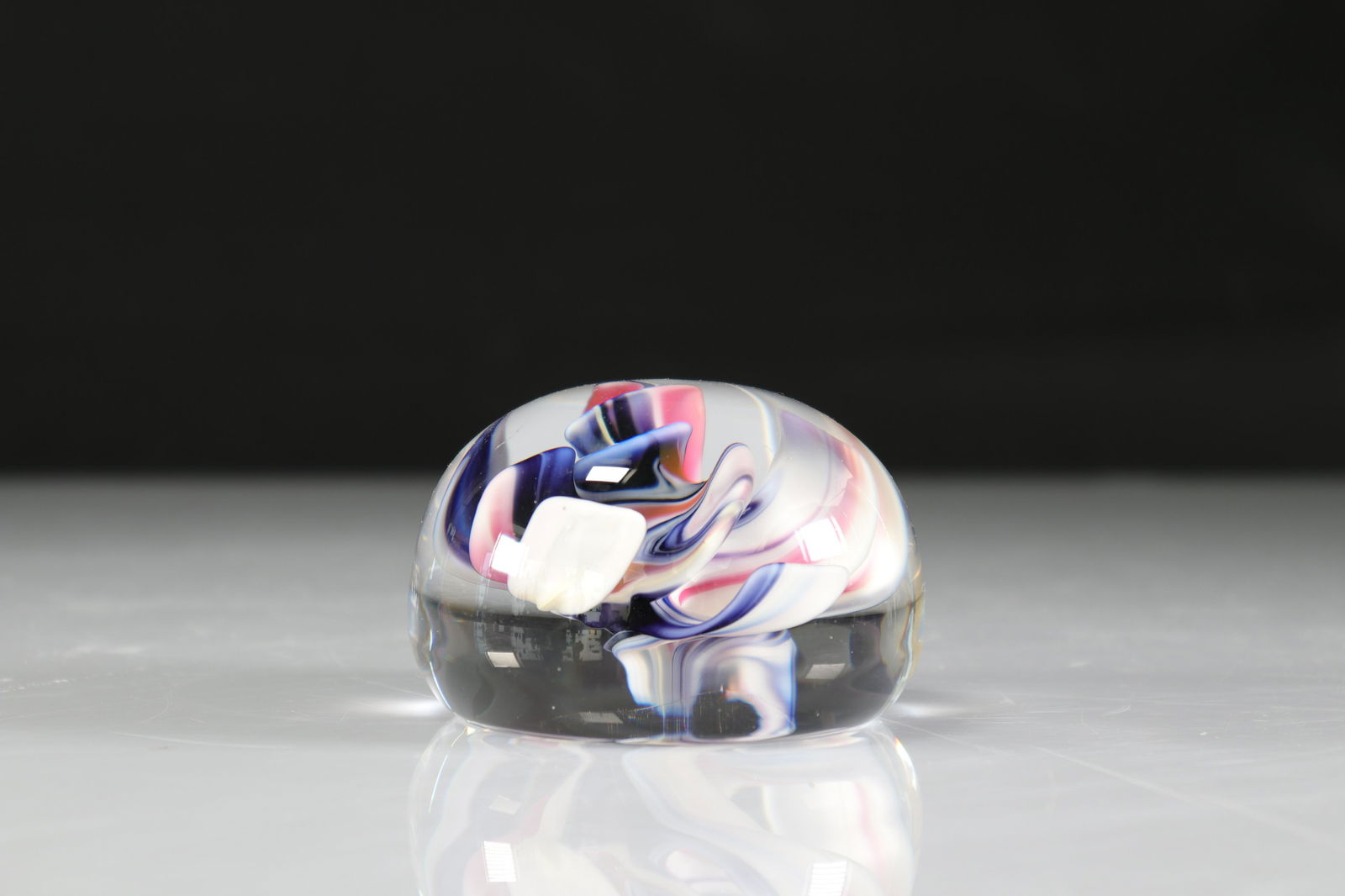 Paperweight. Val Saint-Lambert. Vandermeulen.S. 1982: Paperweight. Val Saint-Lambert. Vandermeulen.S. 1982 - Weight: 865 g - Sizes: H=60mm L=90mm - Condition: good condition - Author / artist: Val Saint Lambert