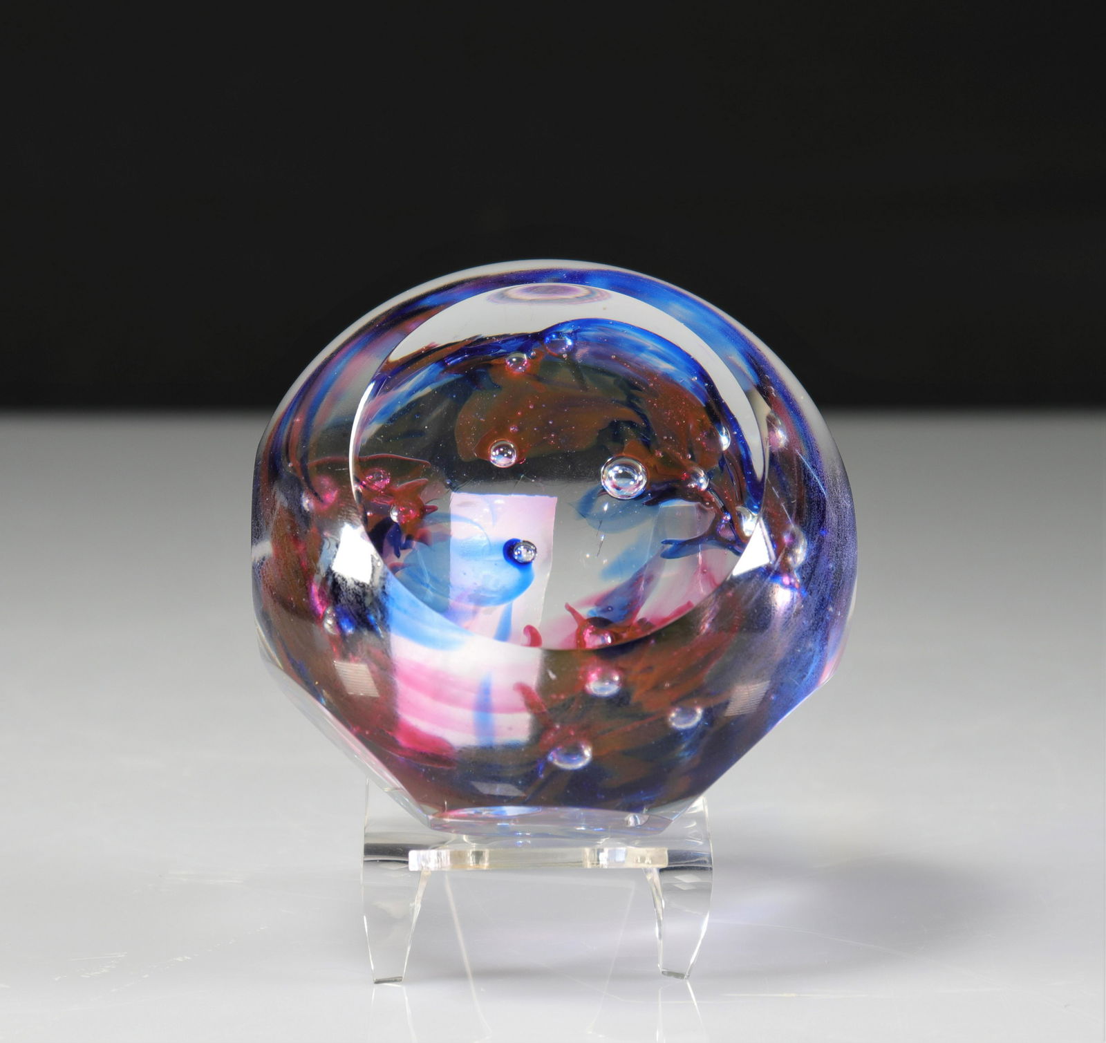 Paperweight. Val Saint-Lambert: Paperweight. Val Saint-Lambert - Weight: 965 g - Sizes: H=55mm L=90mm - Condition: good condition - Author / artist: Val Saint Lambert
