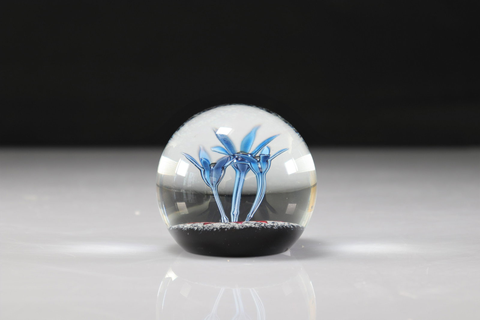 Paperweight. Caithness. 3 blue flowers: Paperweight. Caithness. 3 blue flowers - Weight: 710 g - Sizes: H=75mm L=80mm - Condition: good condition - Author / artist: Caithness