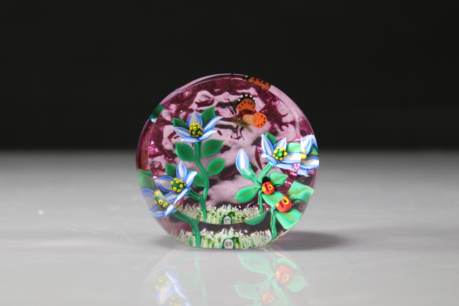 Paperweight. William Manson with cane. 3/5: Paperweight. William Manson with cane. 3/5 - Weight: 585 g - Sizes: H=75mm L=80mm - Condition: good condition - Author / artist: William Manson