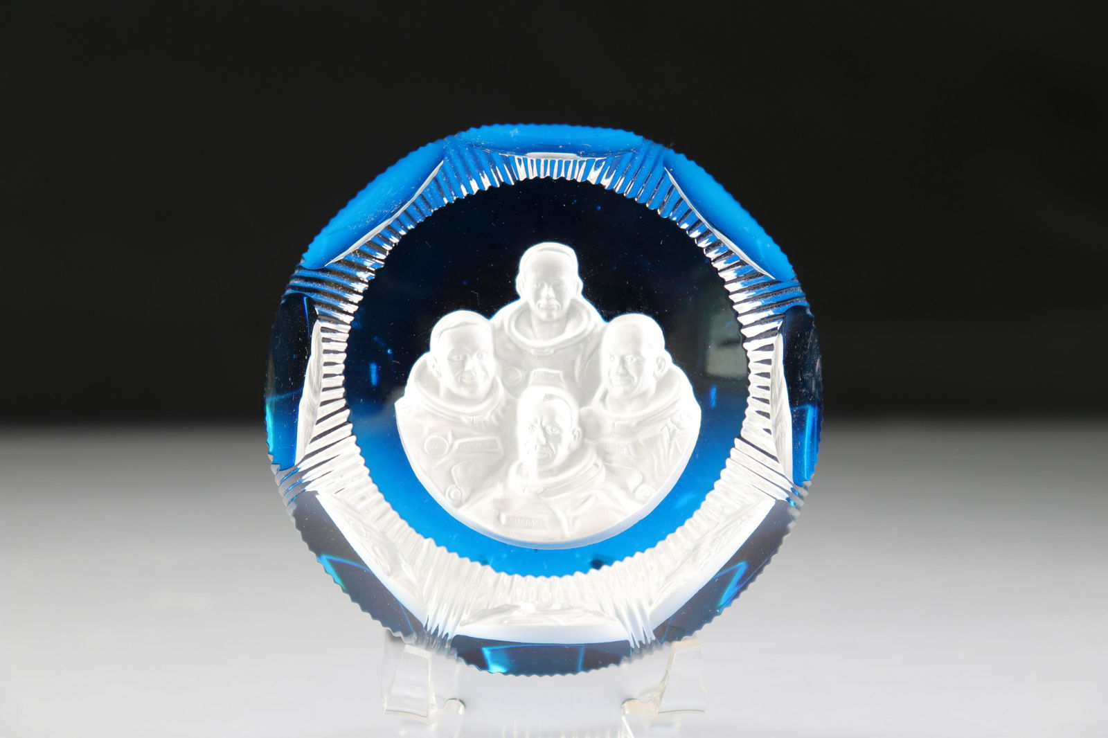 Paperweight. Albret crystal factory. Apollo 11: Paperweight. Albret crystal factory. Apollo 11 - Weight: 865 g - Sizes: H=40mm L=95mm - Condition: good condition - Author / artist: Albret crystal factory
