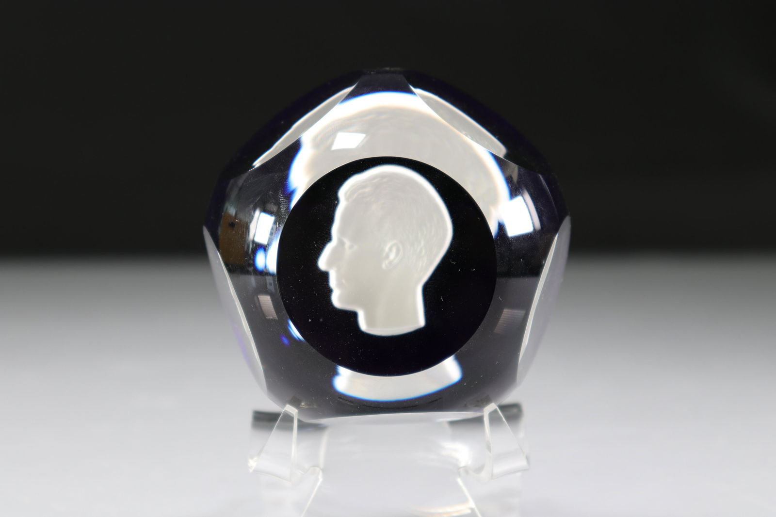 Paperweight. Val Saint-Lambert. Baudoin: Paperweight. Val Saint-Lambert. Baudoin - Weight: 890 g - Sizes: H=60mm L=85mm - Condition: good condition - Author / artist: Val Saint Lambert