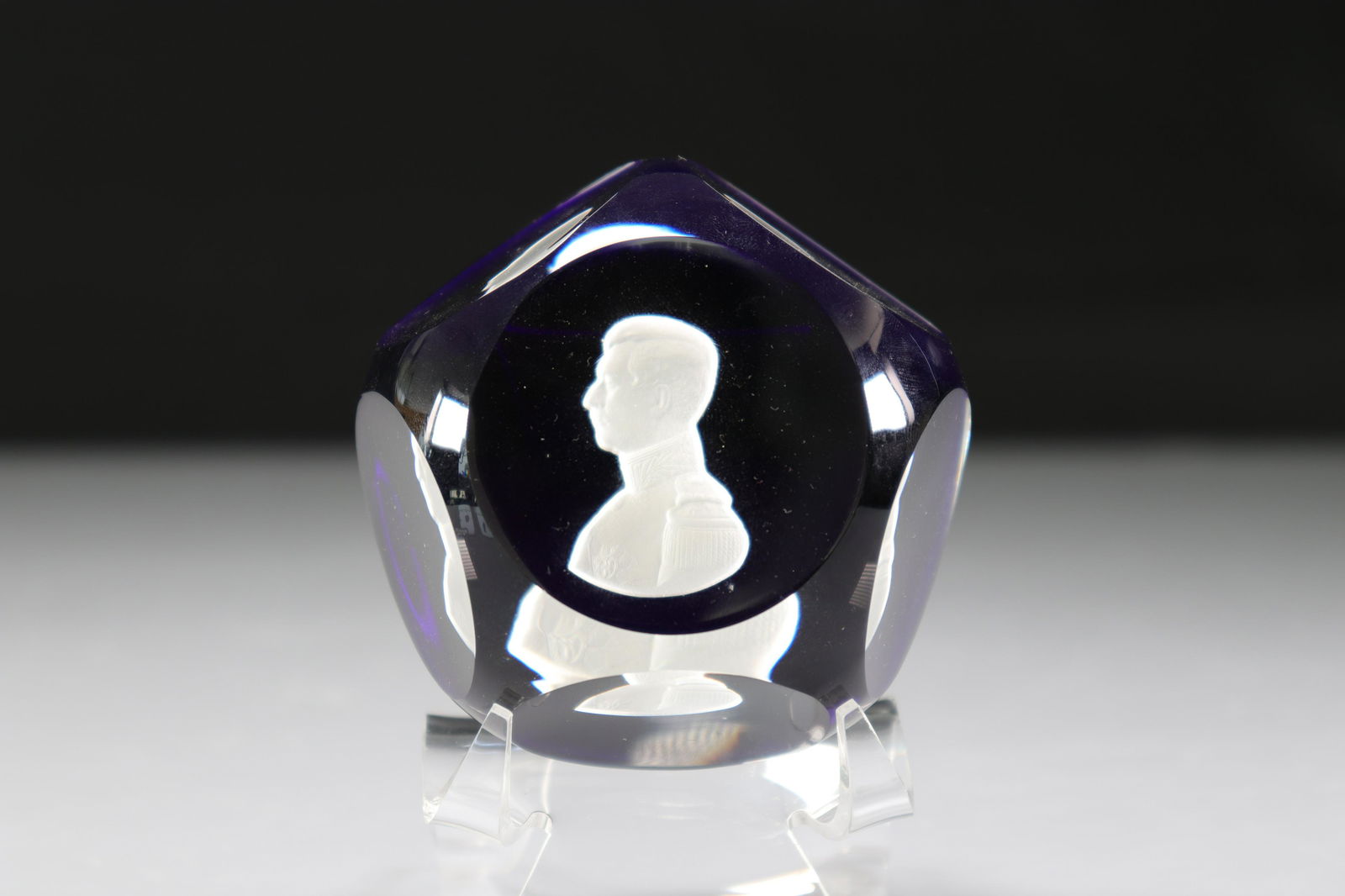 Paperweight. Val Saint-Lambert. Albert I (1 of 2)