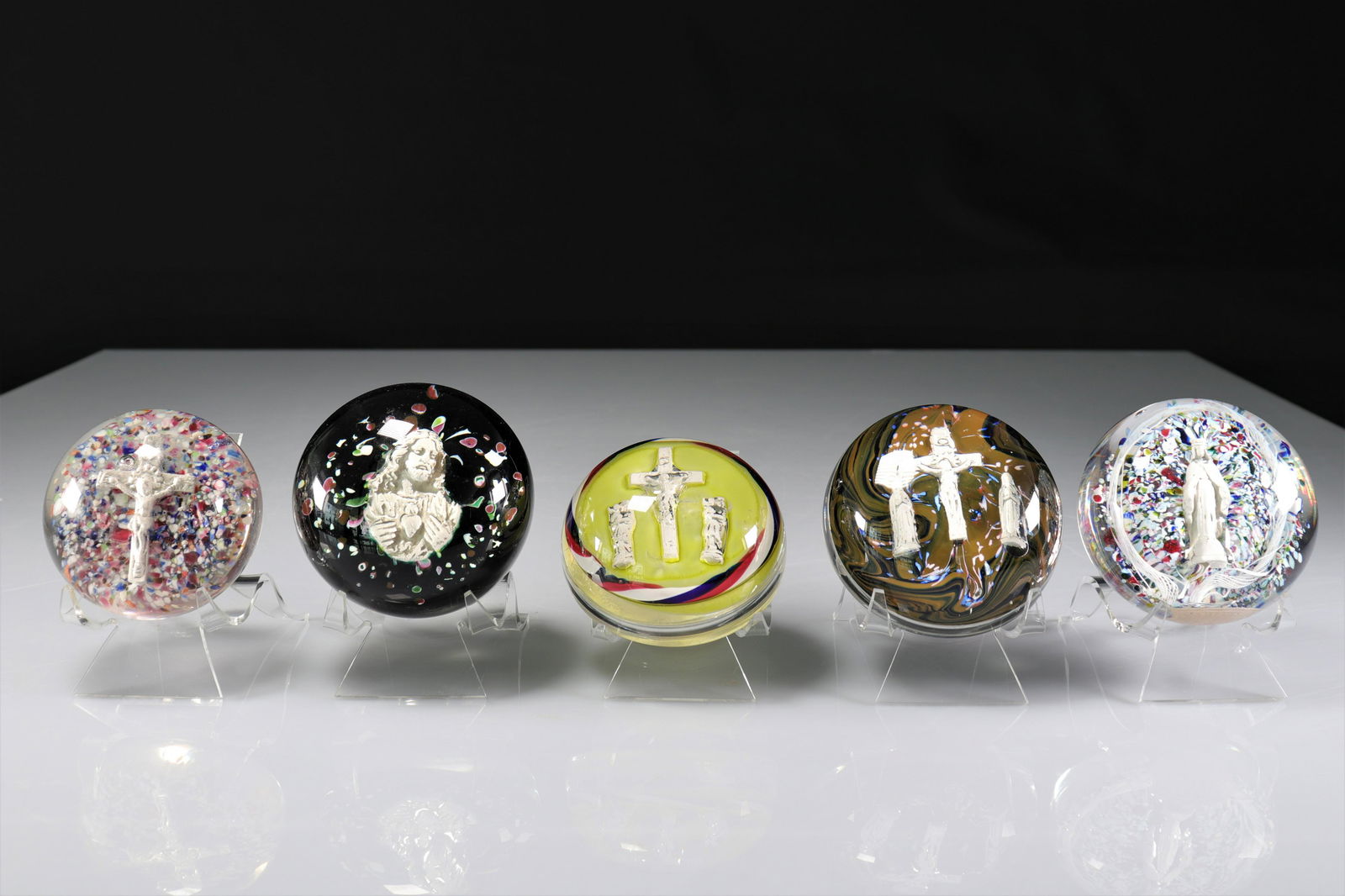 Paperweight. Lot of 5 religious Val Saint-Lambert: Paperweight. Lot of 5 religious Val Saint-Lambert - Weight: 3.71 kg - Sizes: Divers - Condition: good condition - Author / artist: Val Saint Lambert