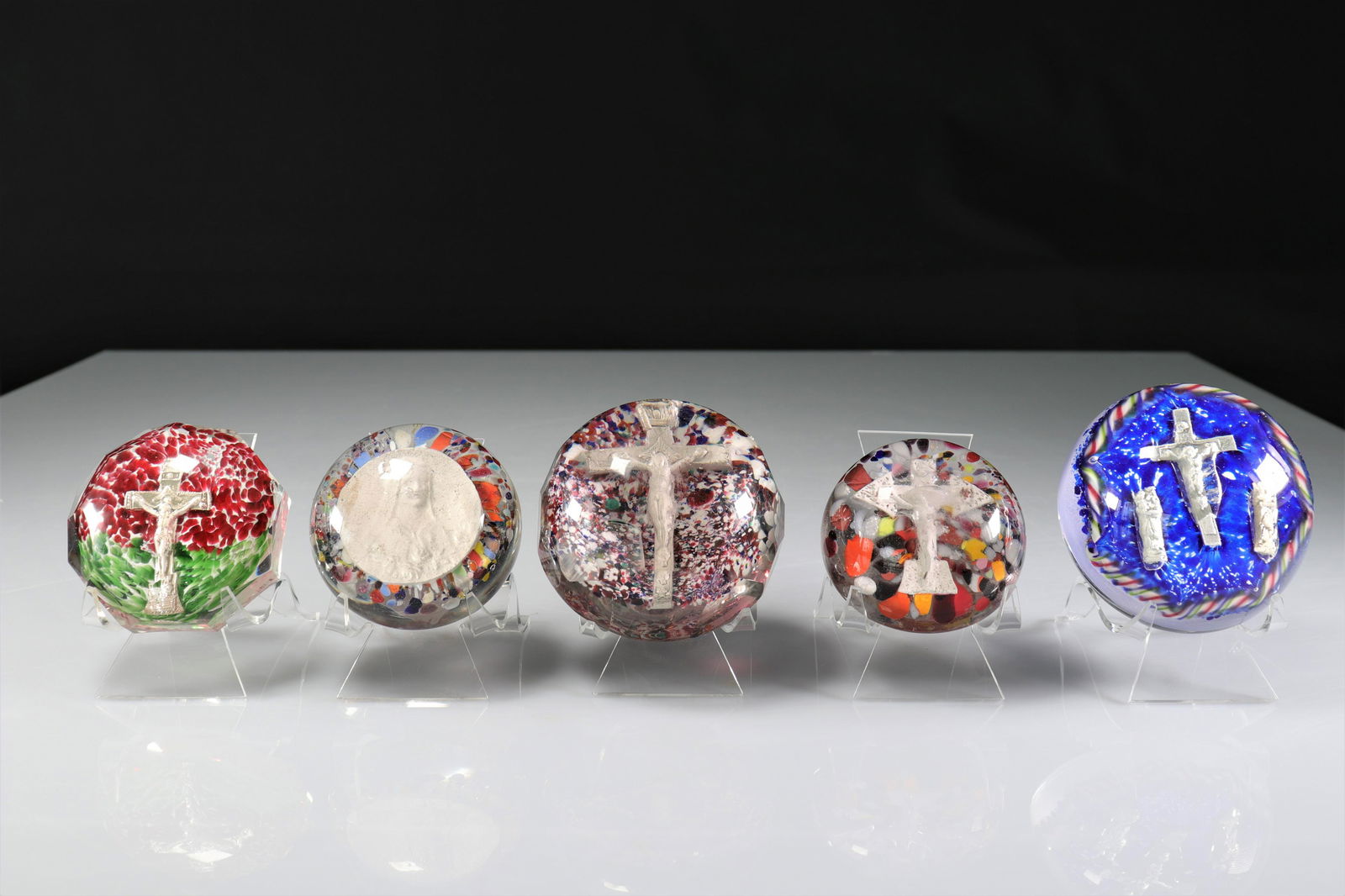 Paperweight. Lot of 5 religious Val Saint-Lambert: Paperweight. Lot of 5 religious Val Saint-Lambert - Weight: 3.31 kg - Sizes: Divers - Condition: good condition - Author / artist: Val Saint Lambert