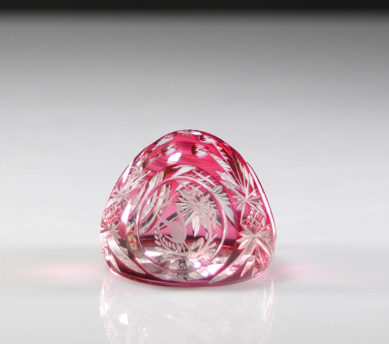 Paperweight. Wheel engraved Val Saint-Lambert: Paperweight. Wheel engraved Val Saint-Lambert - Weight: 760 g - Sizes: H=75mm L=85mm - Condition: good condition - Author / artist: Val Saint Lambert