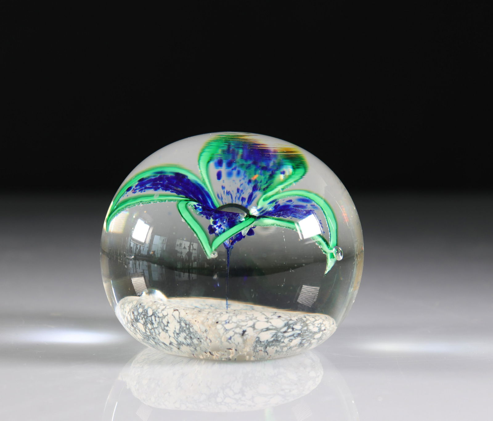 Val Saint-Lambert Paperweight: Val Saint-Lambert Paperweight - Weight: 915 g - Sizes: H=75mm L=90mm - Condition: good condition - Author / artist: Val Saint Lambert