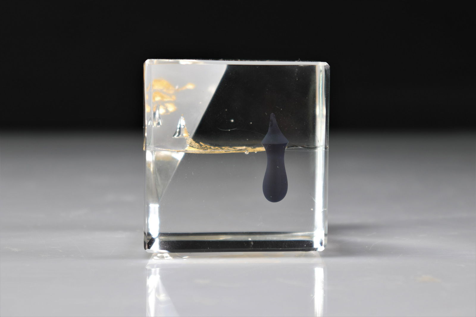 Paperweight. Val Saint-Lambert. Alfred Collard in gold leaf (1 of 3)