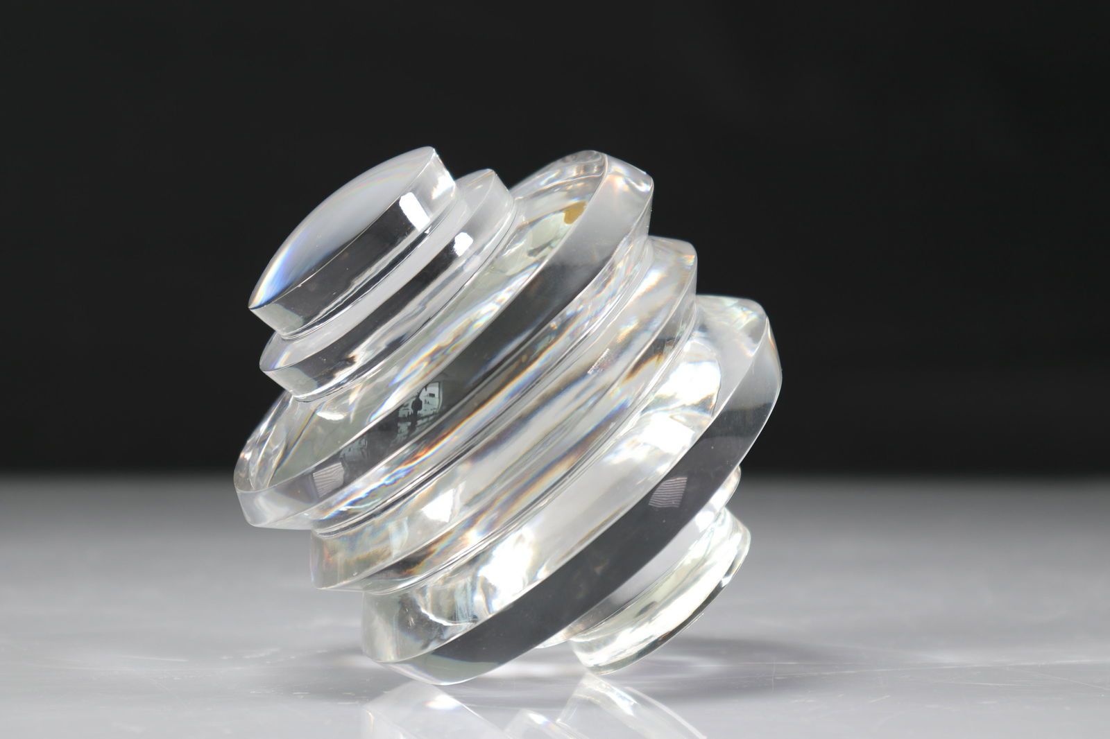 Paperweight. Val Saint-Lambert. Geometric shape.: Paperweight. Val Saint-Lambert. Geometric shape. - Weight: 1.50 kg - Sizes: H=100mm L=110mm - Condition: good condition - Author / artist: Val Saint Lambert