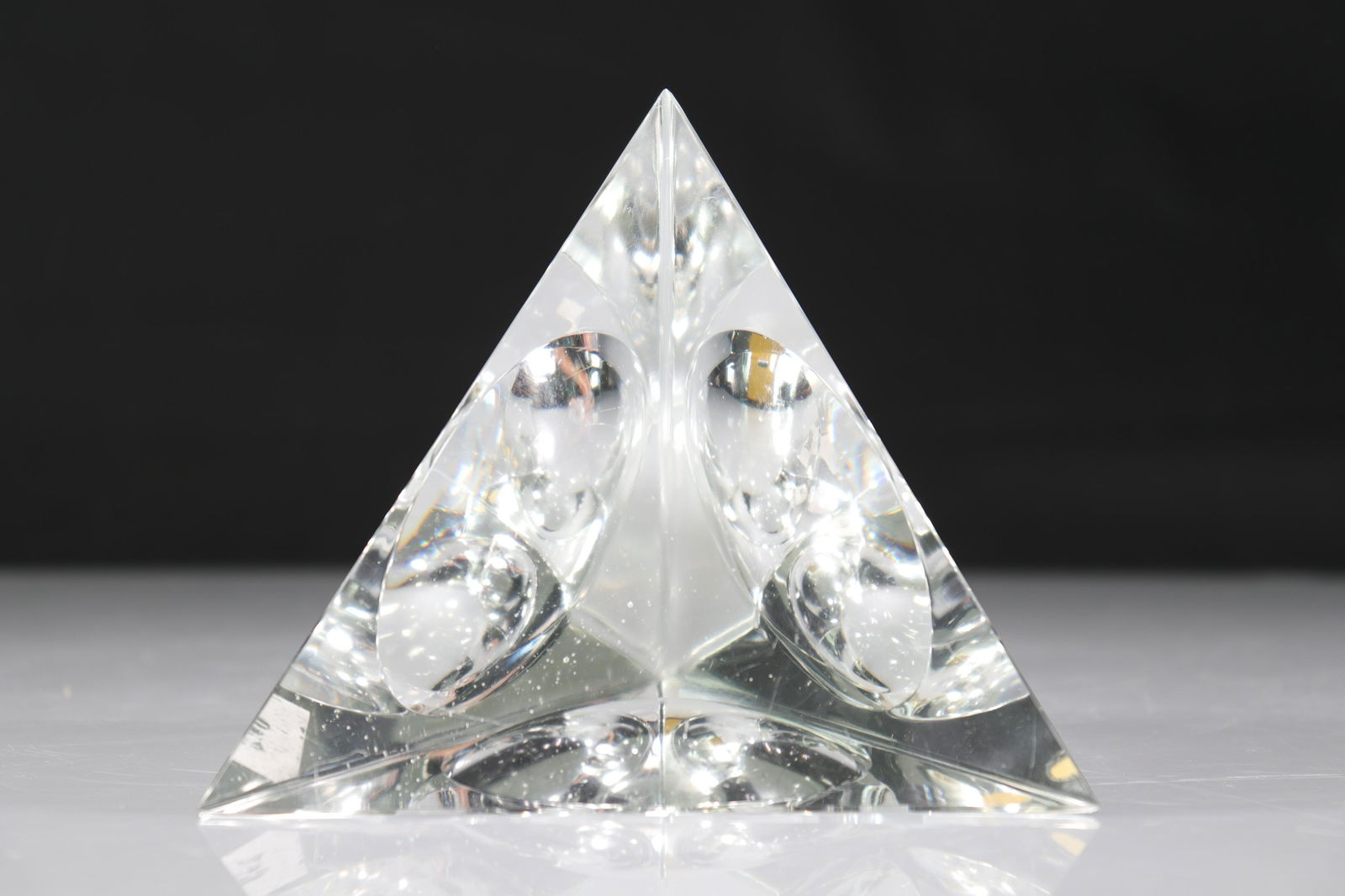 Paperweight. Val Saint-Lambert. Geometric shape.: Paperweight. Val Saint-Lambert. Geometric shape. - Weight: 1.04 kg - Sizes: H=125mm L=150mm - Condition: good condition - Author / artist: Val Saint Lambert