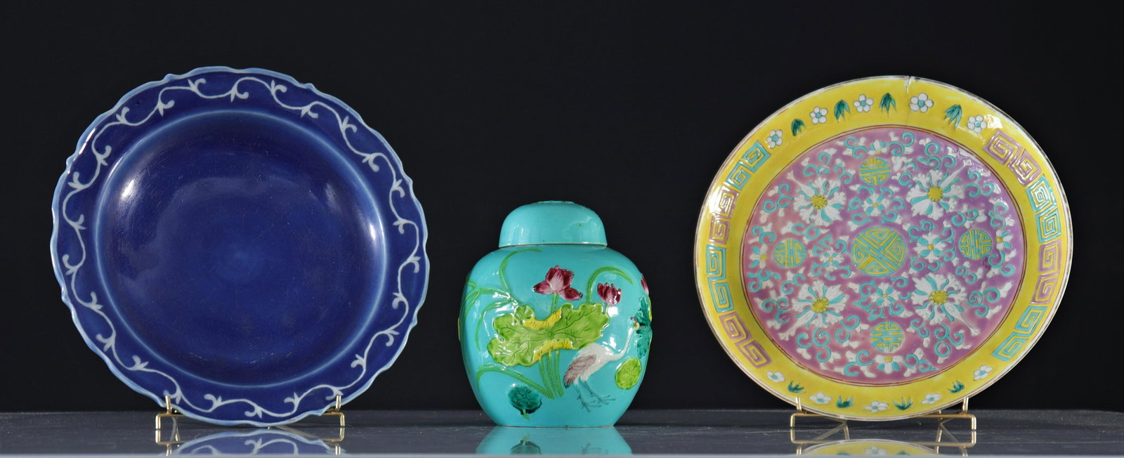 Set of 2 plates and 1 Chinese porcelain pot (1 of 2)