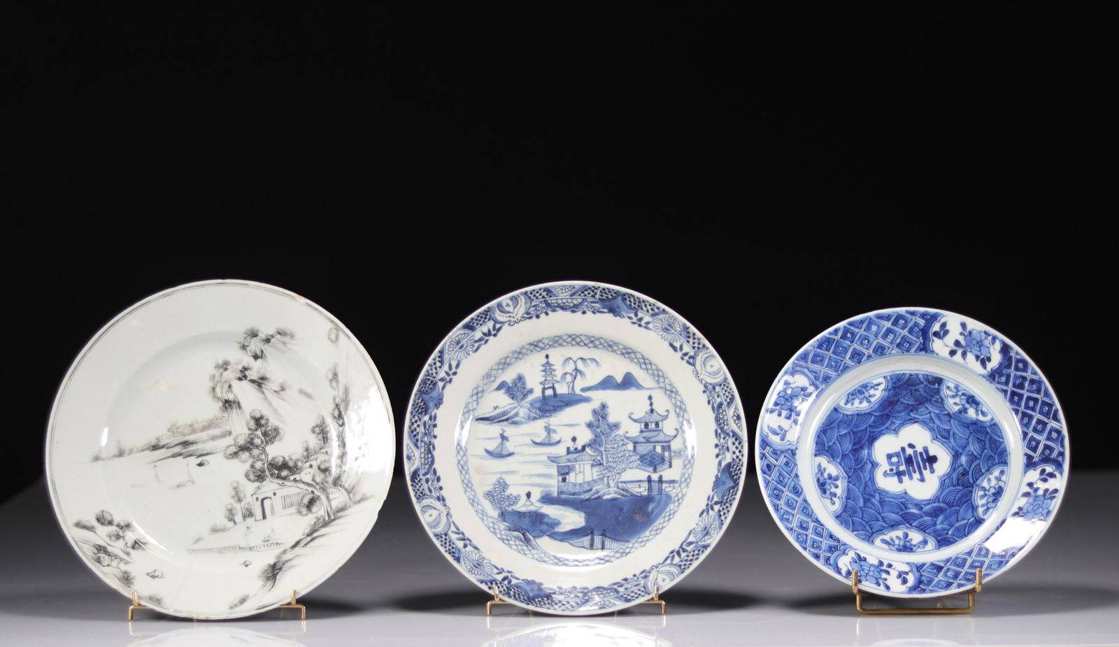 Lot of 3 Chinese plates XVII and XVIII th century (1 of 2)