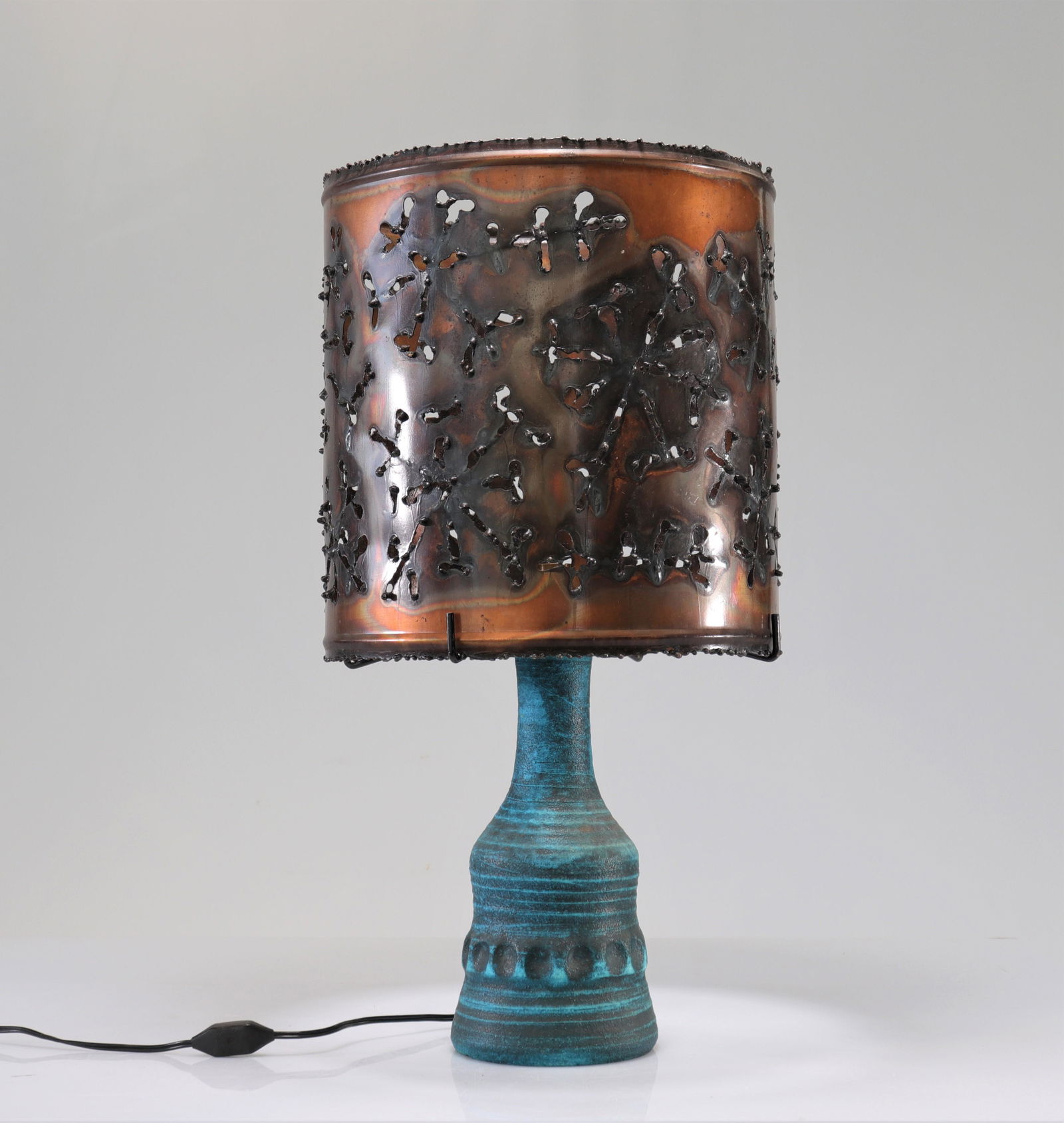 ACCOLAY (1945-1992) Turquoise ceramic living room lamp: ACCOLAY (1945-1992) Turquoise ceramic living room lamp - Weight: 3.70 kg - Region: France - Sizes: H=600mm L=310mm - Condition: At first sight - good condition - no restoration - not repaired - Author