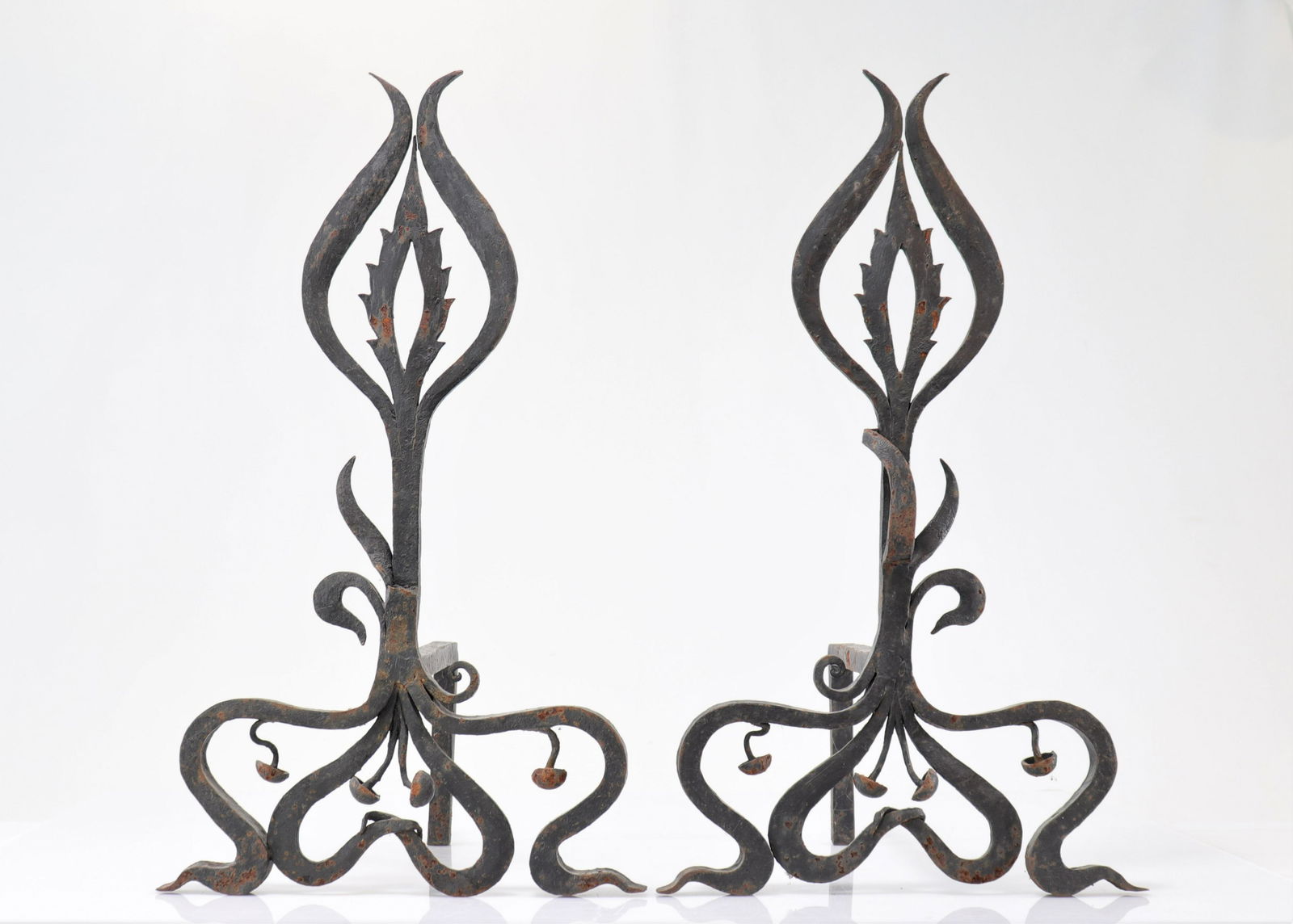 Pair of Art Nouveau andirons: Pair of Art Nouveau andirons - Weight: 8.30 kg - Region: Belgique - Sizes: 1 chenet= H=595mm L=350mm - Condition: Wear/worn - normal wear