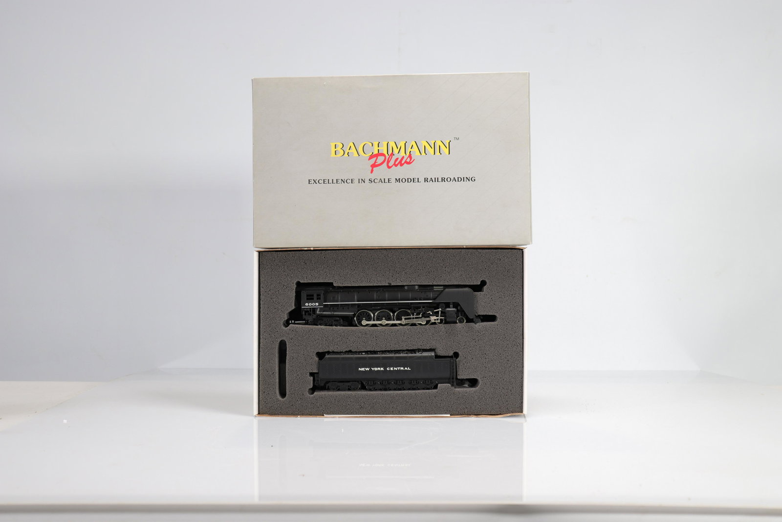 Bachmann locomotive / Reference: 11305 (B+) / Type: Niagara 4-8-4 New York Central 6005: Bachmann locomotive / Reference: 11305 (B+) / Type: Niagara 4-8-4 New York Central 6005 / Country: USA / Company: NYC / Color: Black / Tender: Yes - Weight: 950 g - Sizes: H=390mm - Condition: At firs