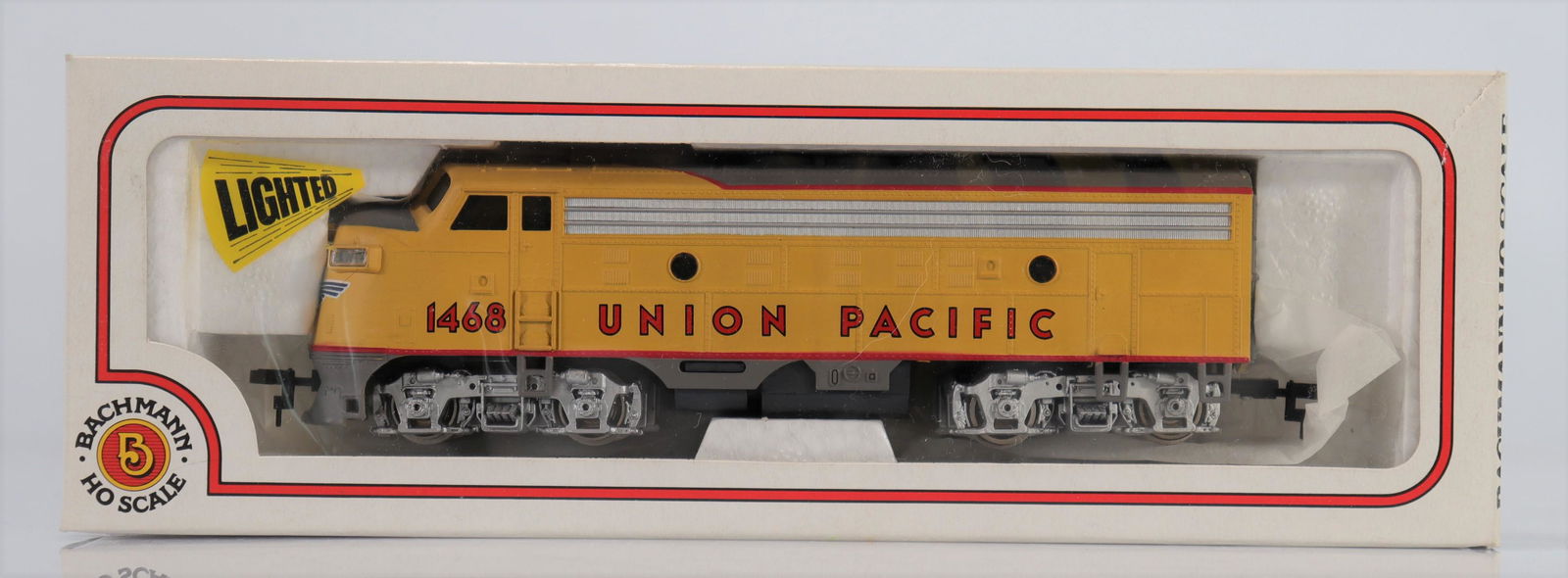 Bachmann locomotive / Reference: 41 615 01 / Type: EMD F9 Diesel (1468): Bachmann locomotive / Reference: 41 615 01 / Type: EMD F9 Diesel (1468) / Country: USA / Company: Union Pacific / Color: Yellow / Tender: No - Weight: 380 g - Region: Amerique - Sizes: Avec boite= H=4