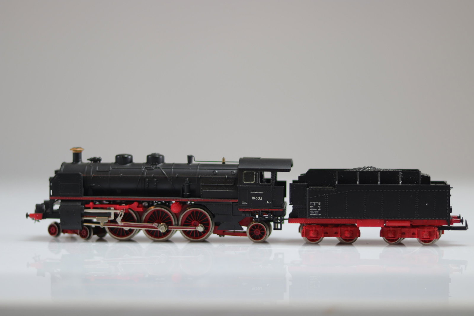 Lima locomotive / Reference: - / Type: steam 4-6-2 18505: Lima / Reference locomotive:? / Type: Steam 4-6-2 18505 / Country: D / Company: Deutsche Bundesbahn / Color: Black / Red / Tender: Yes / Notes: No Box - Weight: 330 g - Sizes: L=270mm - Condition: At 