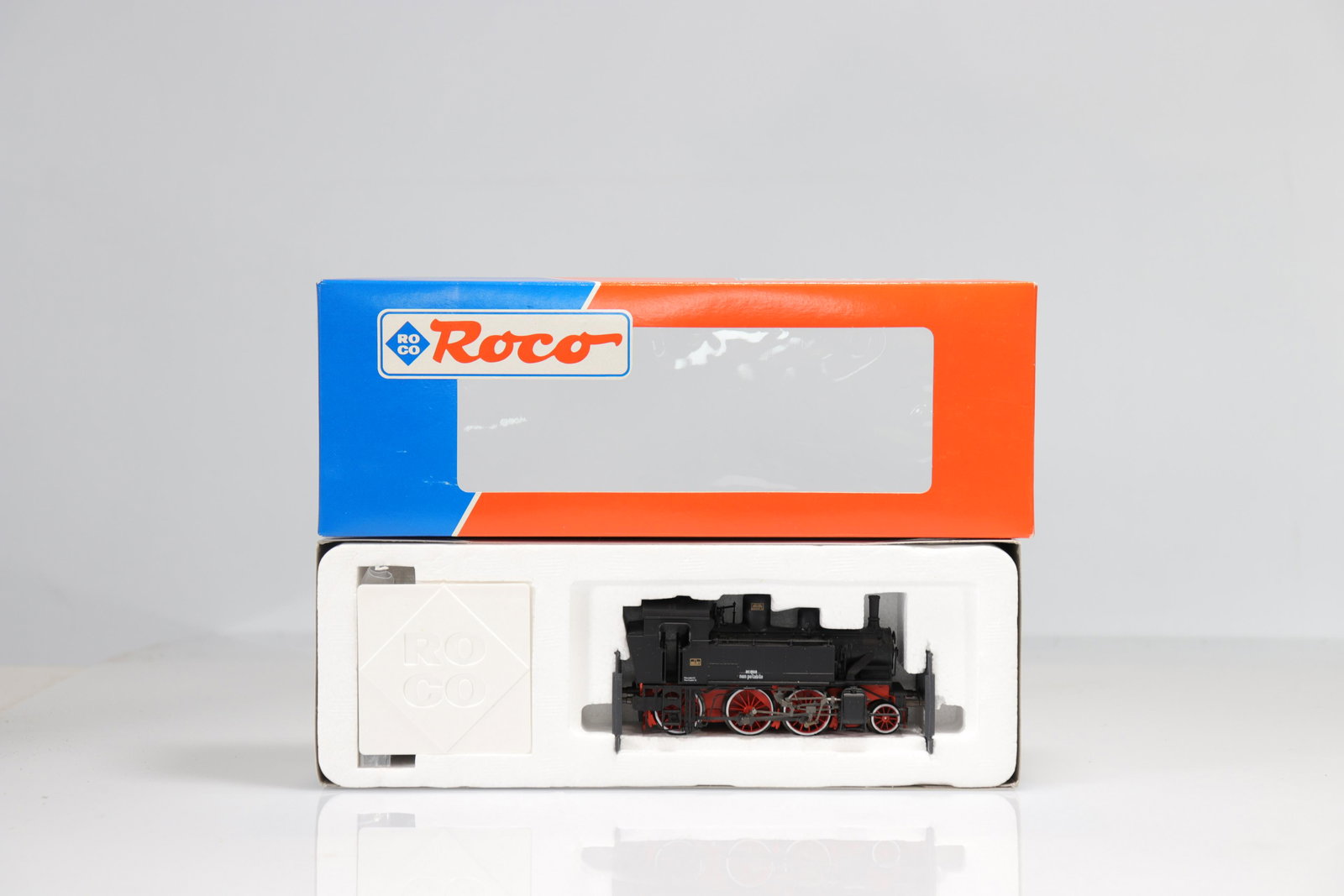 Roco locomotive / Reference: 43277 / Type: GRUPPO 880 BREDA: Roco locomotive / Reference: 43277 / Type: GRUPPO 880 BREDA / Country: IT / Company: FS / Color: Black / Tender: No - Weight: 300 g - Sizes: L=110mm - Condition: At first glance - very good condition