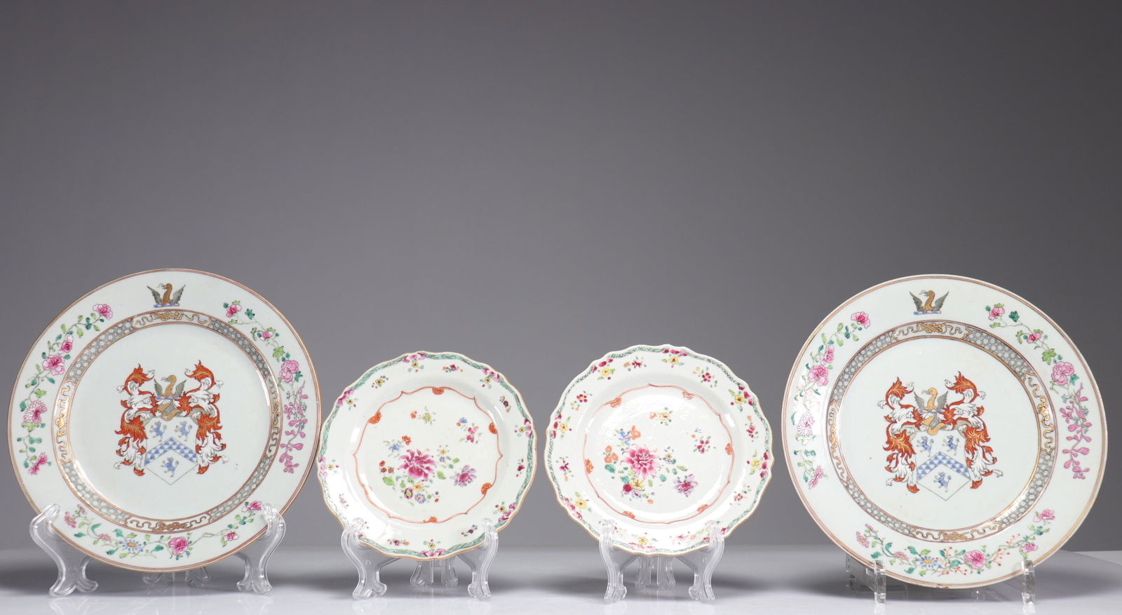 Plates (4) in porcelain of the rose family decorated with 18th century coat of arms (1 of 5)