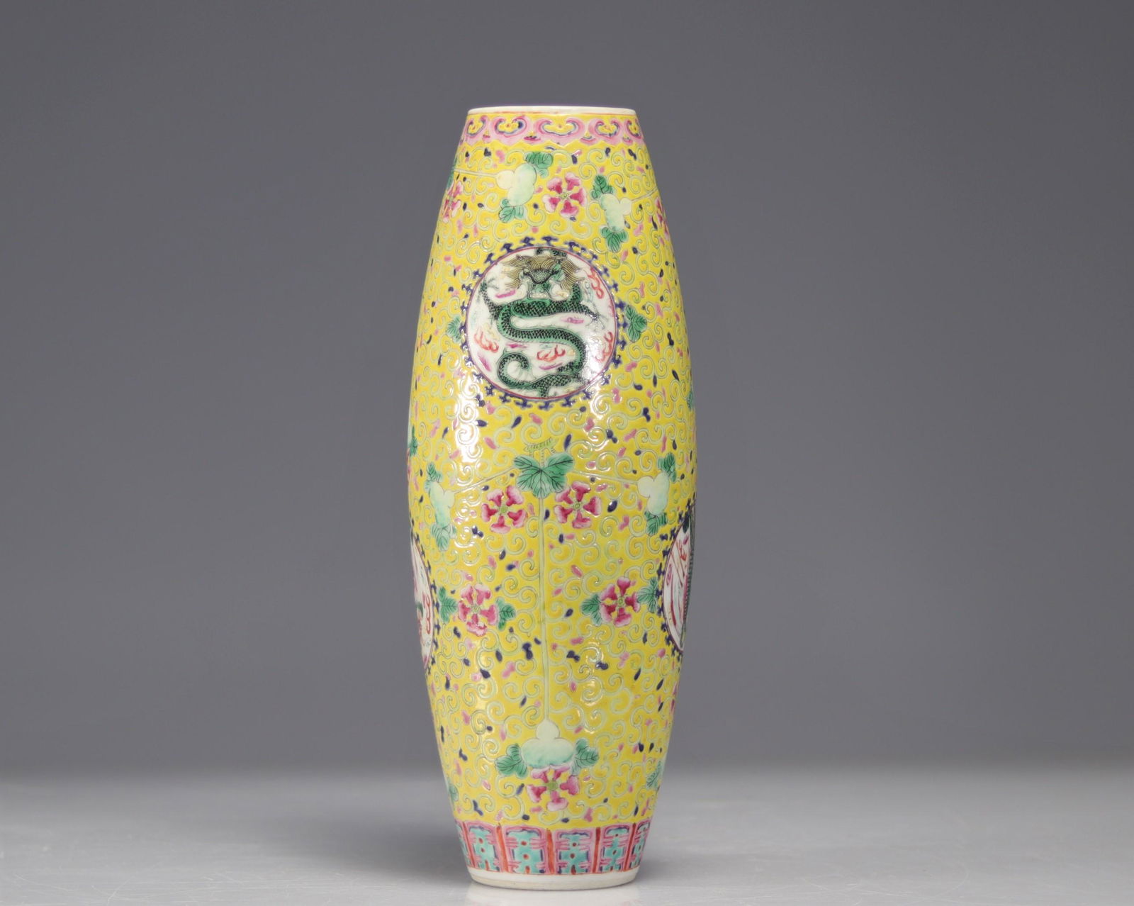 Famille rose vase decorated with dragons and phoenixes on a yellow background marked with circles: Famille rose vase decorated with dragons and phoenixes on a yellow background marked with circles - Weight: 1.03 kg - Region: Chine - Sizes: H 305 mm x D 110 mm - Condition details: Small hair inside