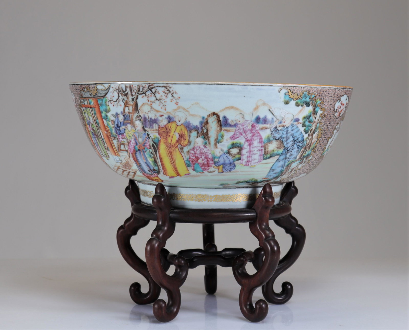 Imposing porcelain bowl decorated with Mandarins in the garden, Qianlong period, 18th century: Imposing porcelain bowl decorated with Mandarins in the garden, Qianlong period, 18th century - Weight: 3.00 kg - Region: Chine - Sizes: Diam Bol 345 mm H total 280 mm avec socle