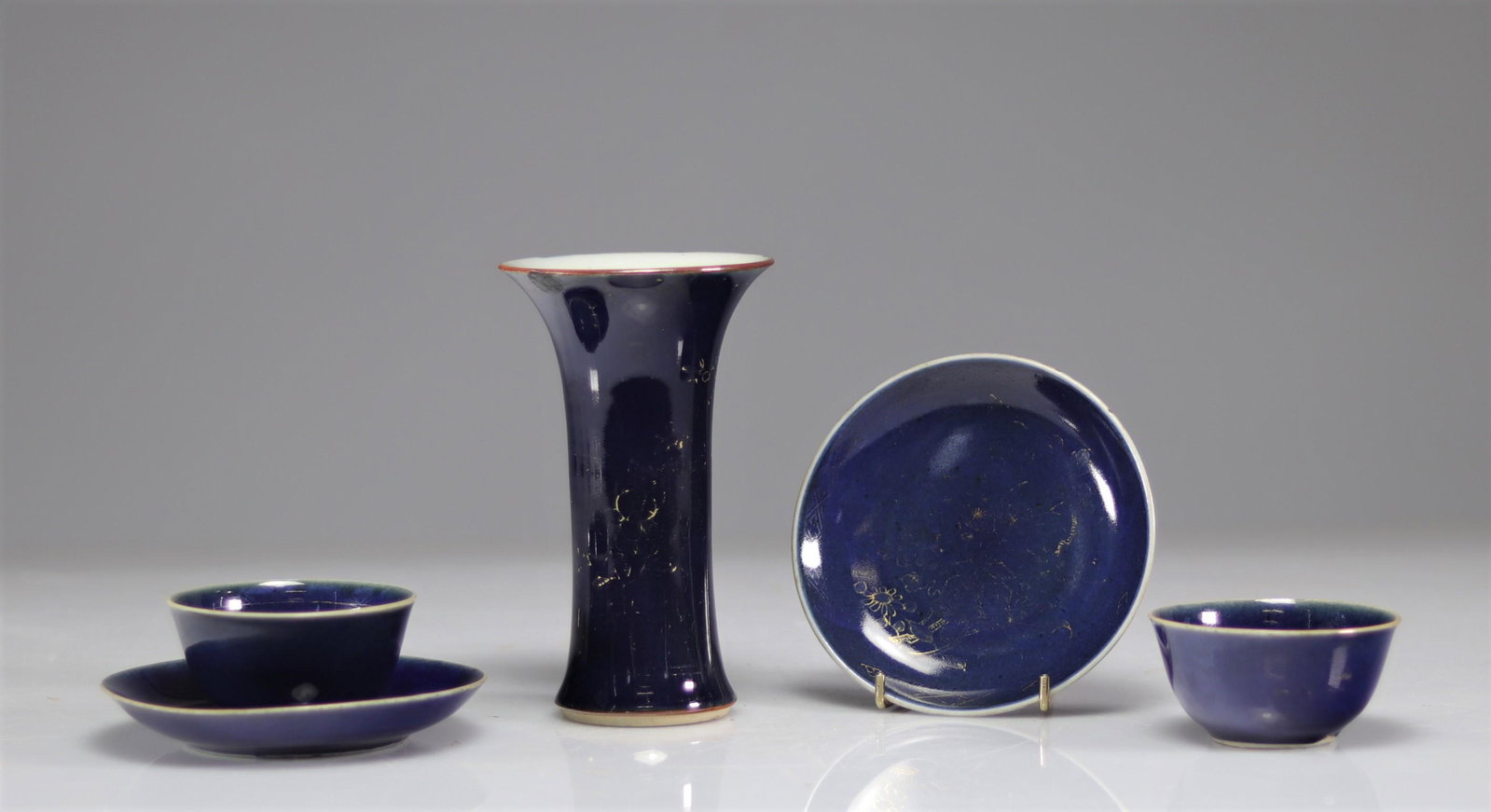 XVIIIth century blue powdered Chinese porcelain bowls and vase: Eighteenth century blue powdered Chinese porcelain bowls and vase - Weight: 535 g - Region: Chine - Sizes: Vase H=140mm D=85mm Assiettes D=120mm Bols D=75mm