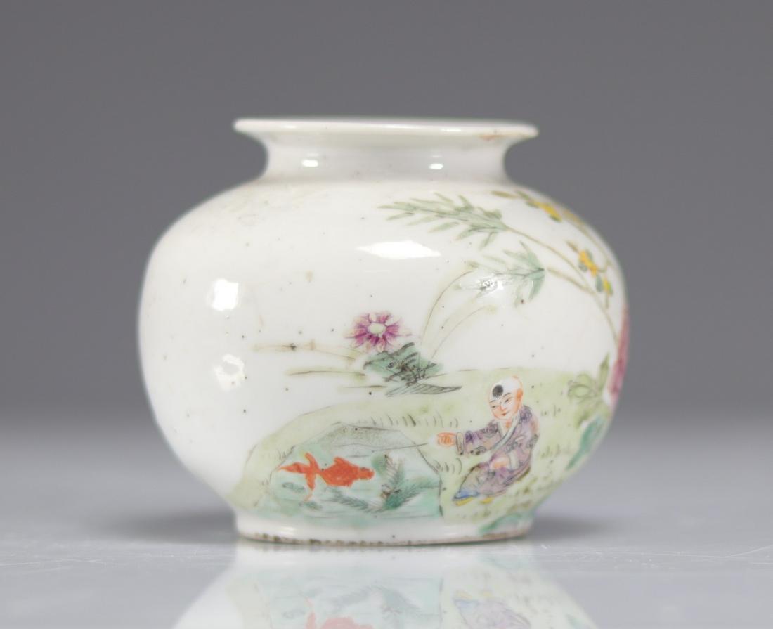 Famille rose porcelain vase with fisherman decor: Famille rose porcelain vase with fisherman decor - Weight: 145 g - Shipping available - Region: Chine - Sizes: h=80mml=90mm - At first glance: good condition