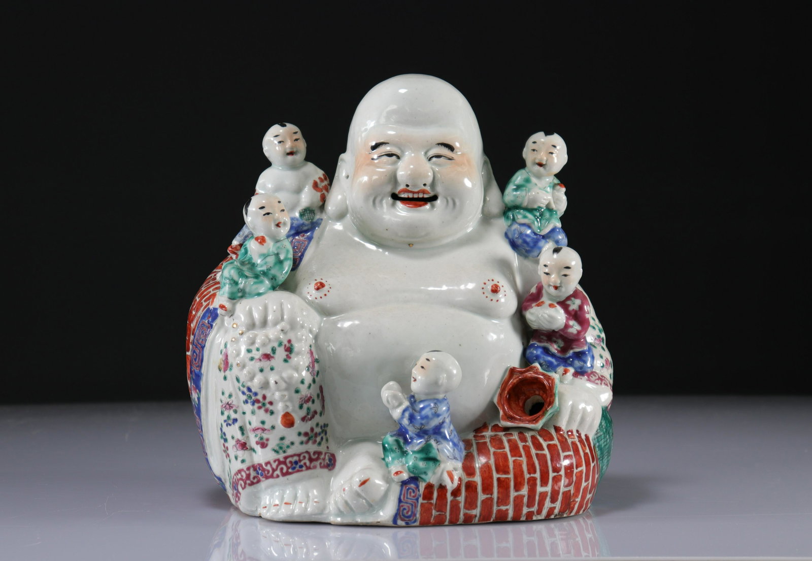 Buddha in famille rose porcelain: Buddha in famille rose porcelain - Weight: 2.35 kg - Shipping available - Region: Chine - Sizes: H=270mm L=270mm - At first glance: good condition