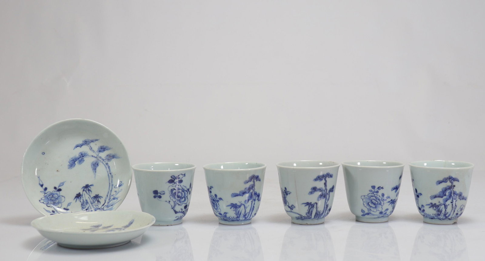 Lot of blue white porcelain 18th century: Lot of blue white porcelain 18th century - Weight: 900 g - Shipping available - Region: Chine - Sizes: Bol H=75mm D=80mm - At first glance: normal wear / patina of use - Condition details: Cheveux et 