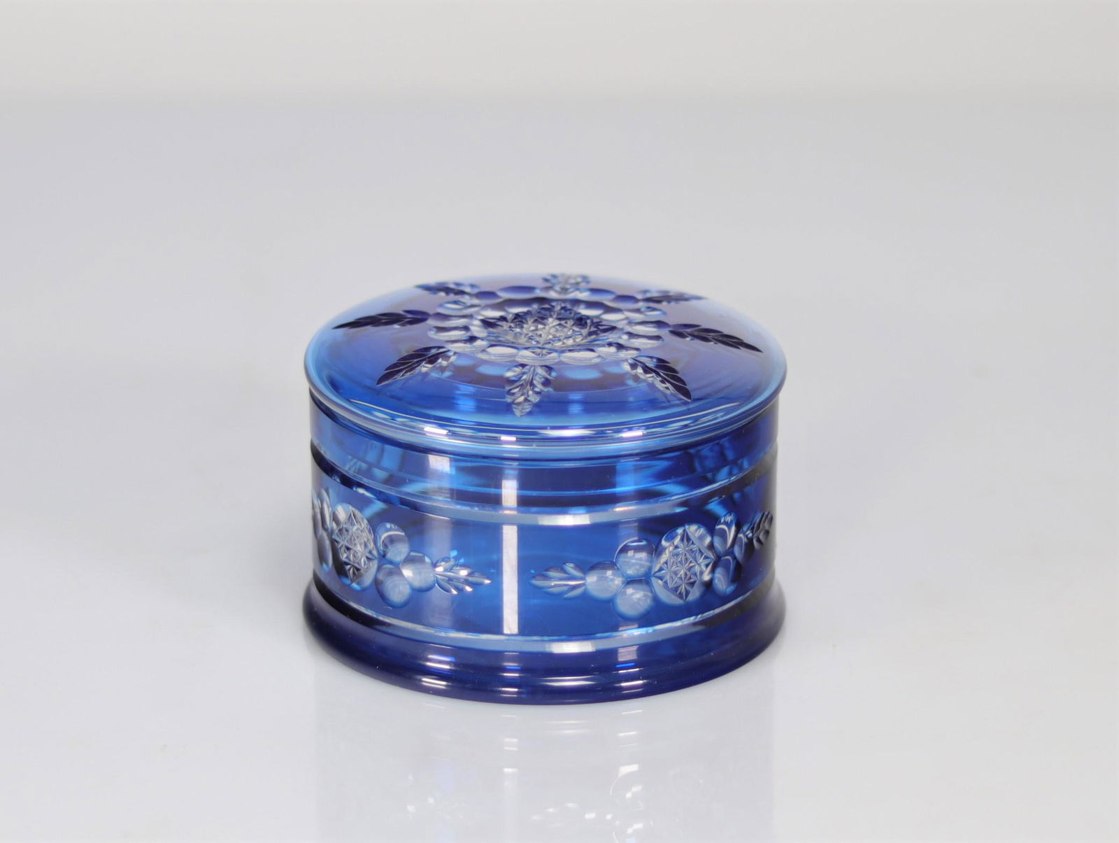 Val Saint Lambert "Joseph Simon" blue covered box: Val Saint Lambert "Joseph Simon" blue covered box - Weight: 560 g - Shipping available - Region: Belgique - At first glance: very good condition