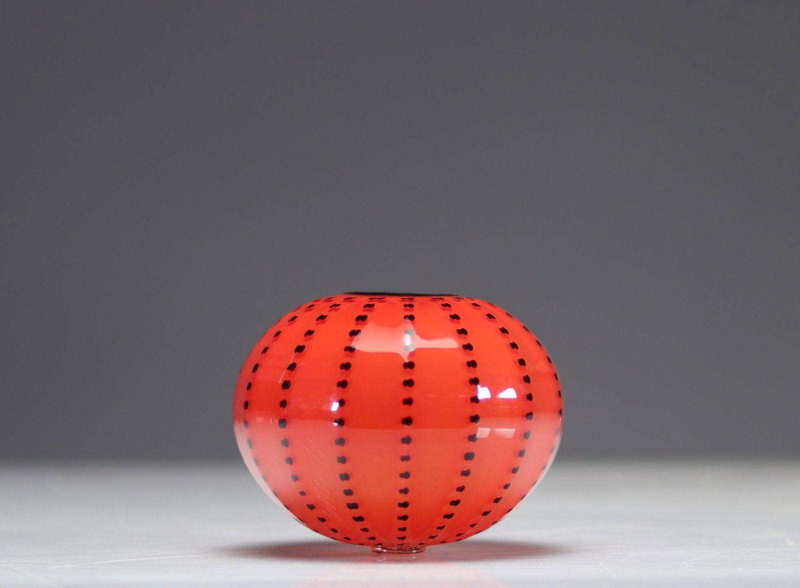 Dale Chihuly (Tacoma 1941) Blown glass vase with red background and black dot (1 of 3)