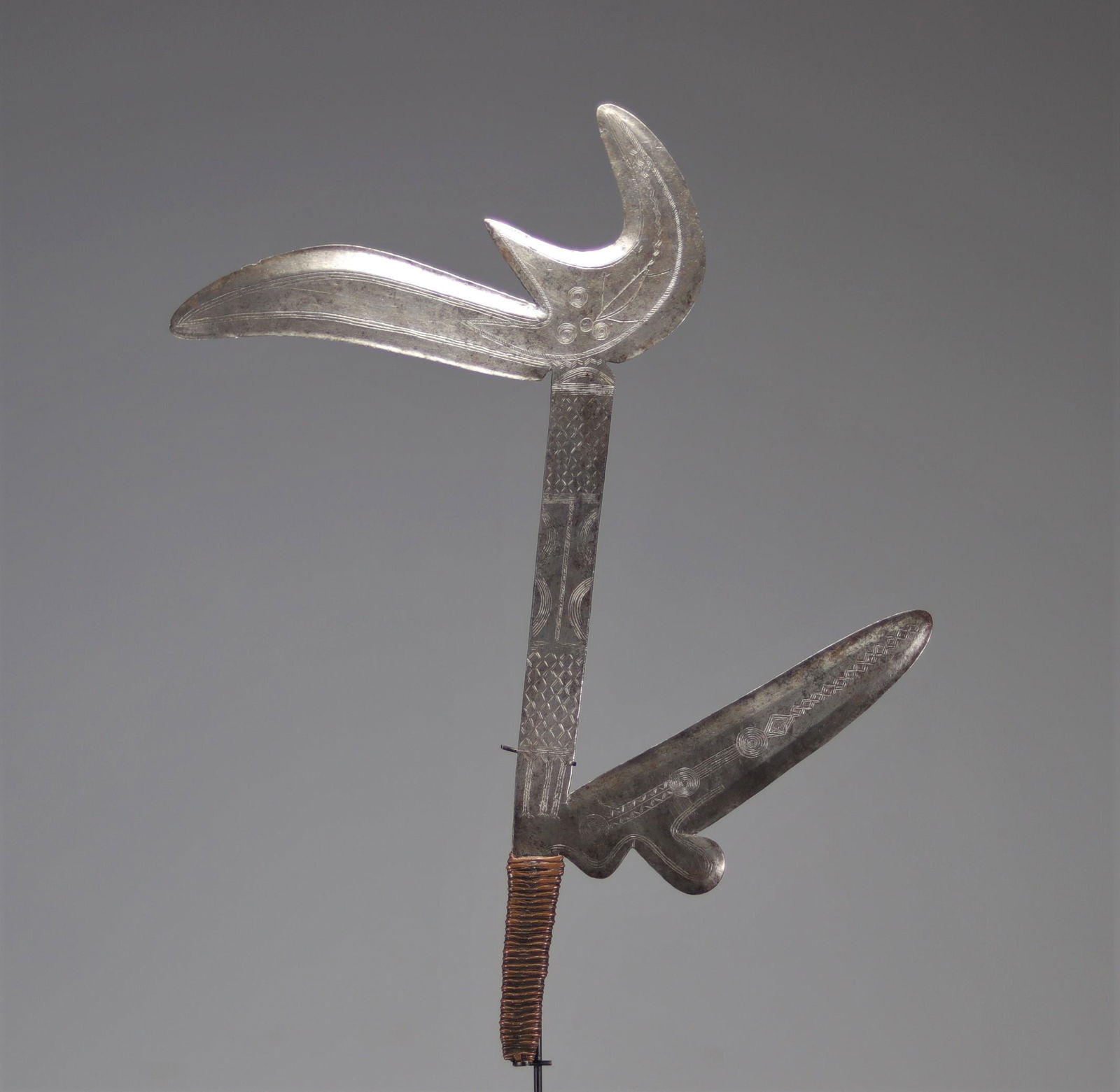 Antique Azande throwing knife decorated with an engraved lizard - Rep.Dem.Congo (1 of 2)