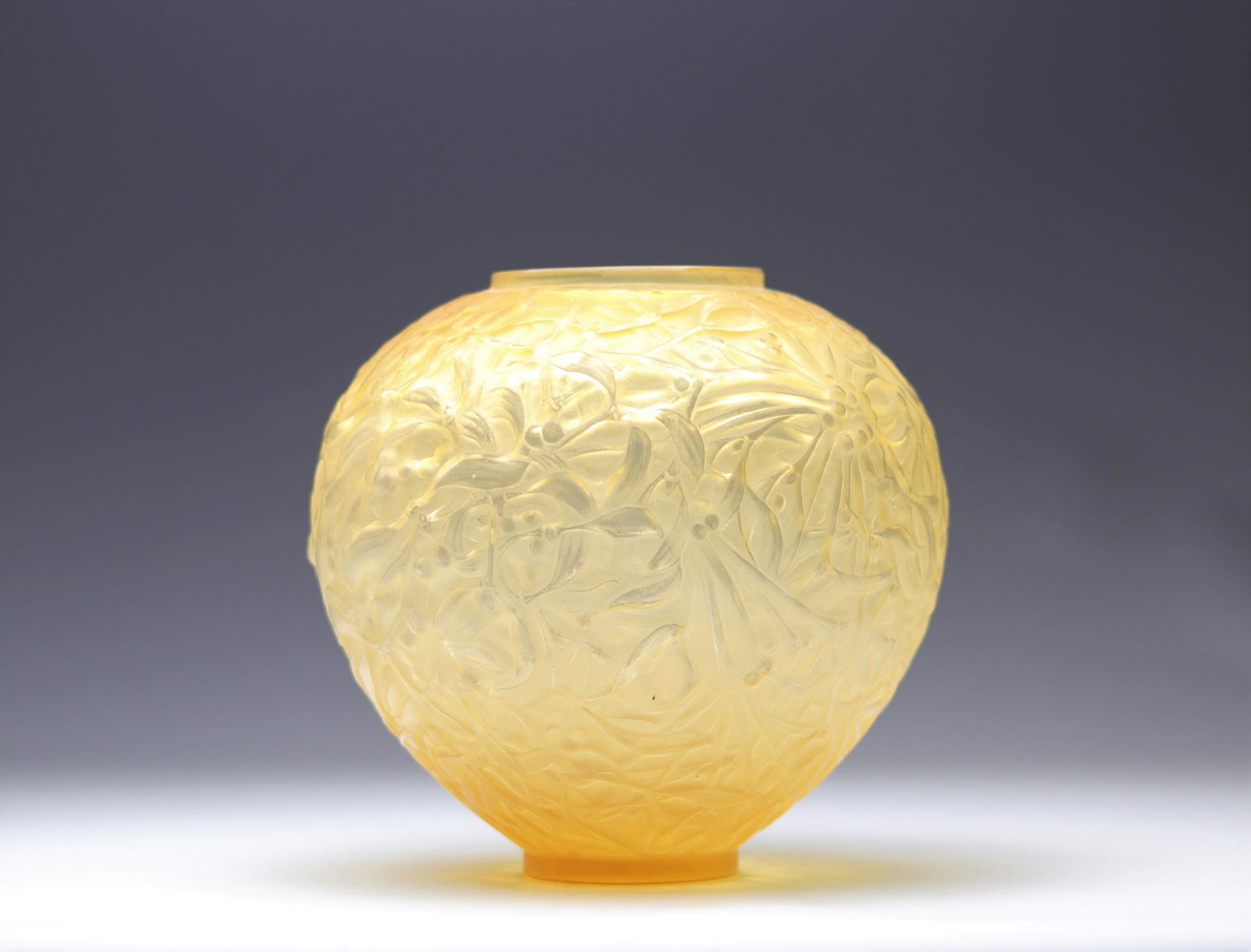 Rene LALIQUE (1860 - 1945) vase decorated with guis on a light yellow background (1 of 5)