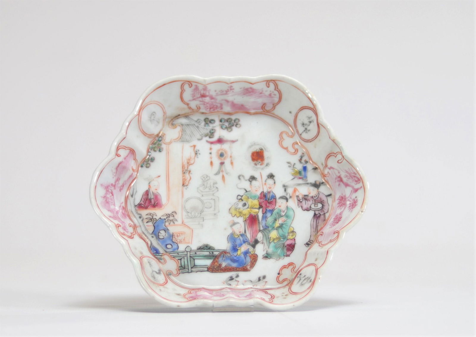 A Chinese porcelain dish decorated with characters from the Qianlong emperor period ((ä¹¾éš†) of the (1 of 2)