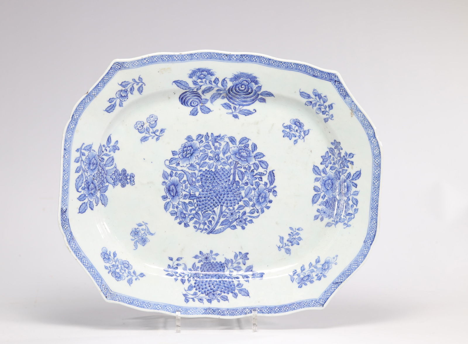 Large chinese porcelain dish in white and blue from 18th century (1 of 2)
