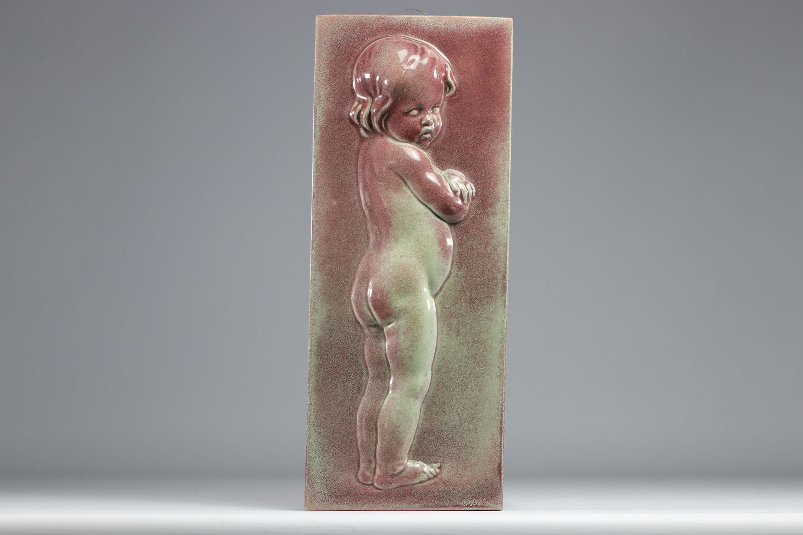 Muller Freres Luneville plaque decorated with a child: Muller Freres Luneville plaque decorated with a child - Weight: 1.44 kg - Shipping unavailable - Region: France - Sizes: L 435mm x l 175mm - At first glance: good condition