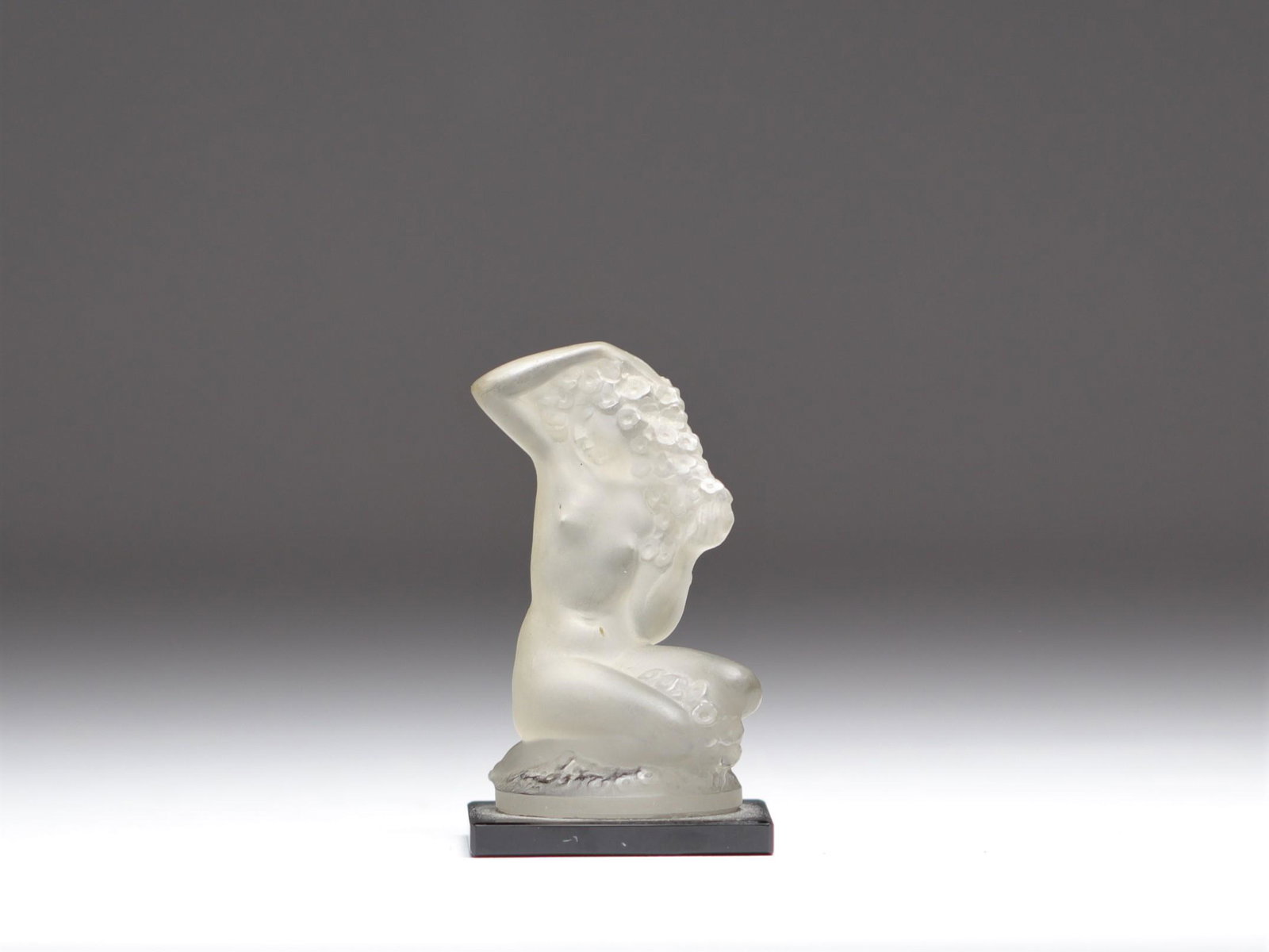 Lalique France statuette young naked woman: Lalique France statuette young naked woman - Weight: 135 g - Shipping available - Region: France - Sizes: H 90mm x l 50mm - At first glance: good condition