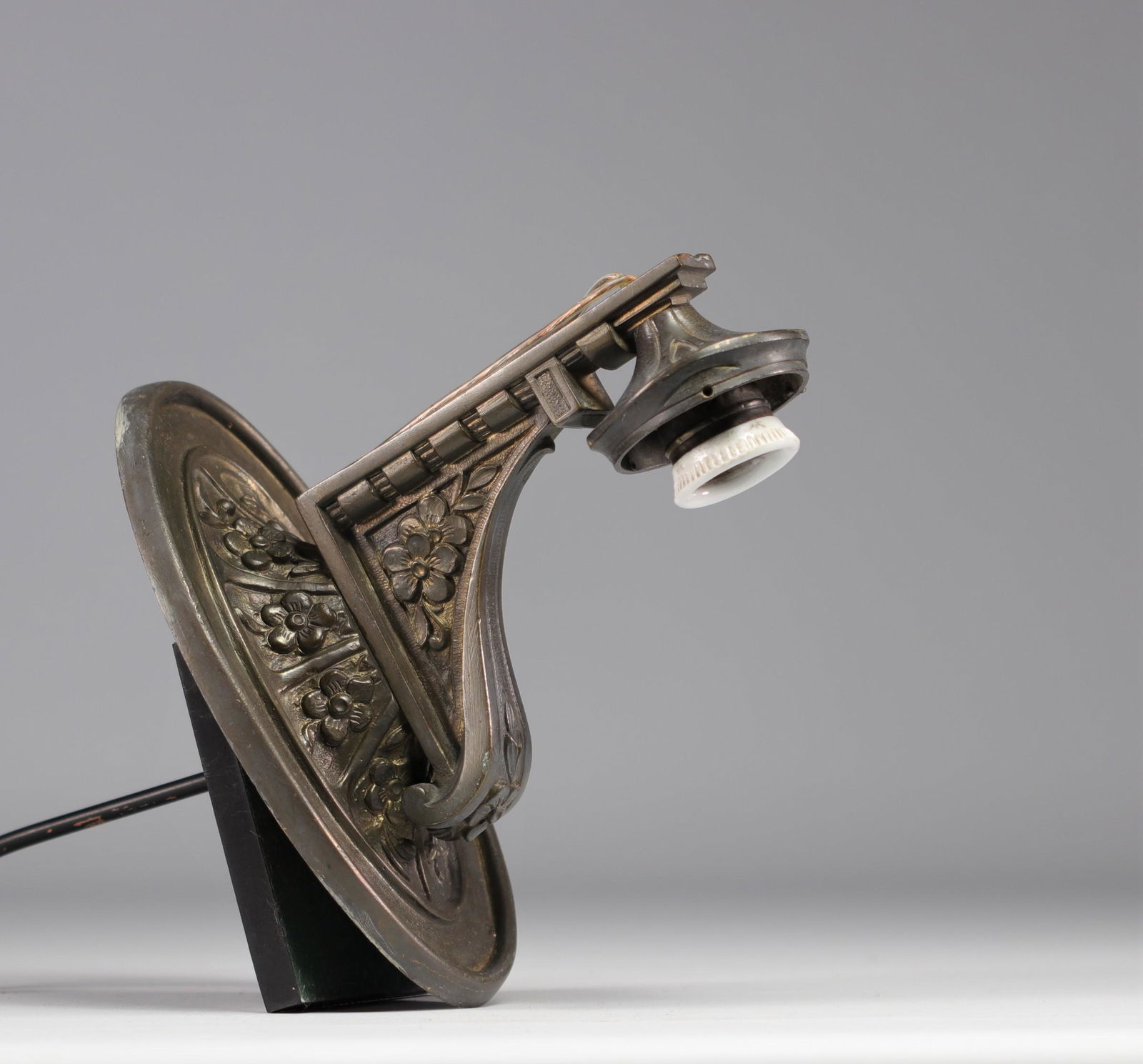 Art Deco silvered bronze wall lamp with floral motif (1 of 1)