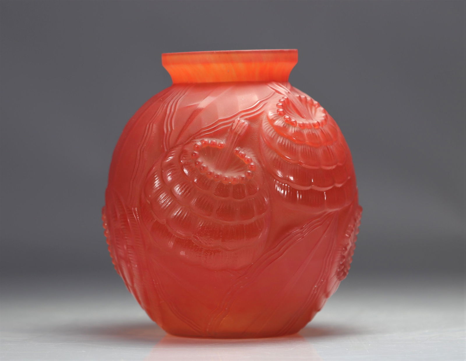 Pierre d'AVESN (1901-1990) Red Art Deco vase with stylized flower motif (1 of 5)