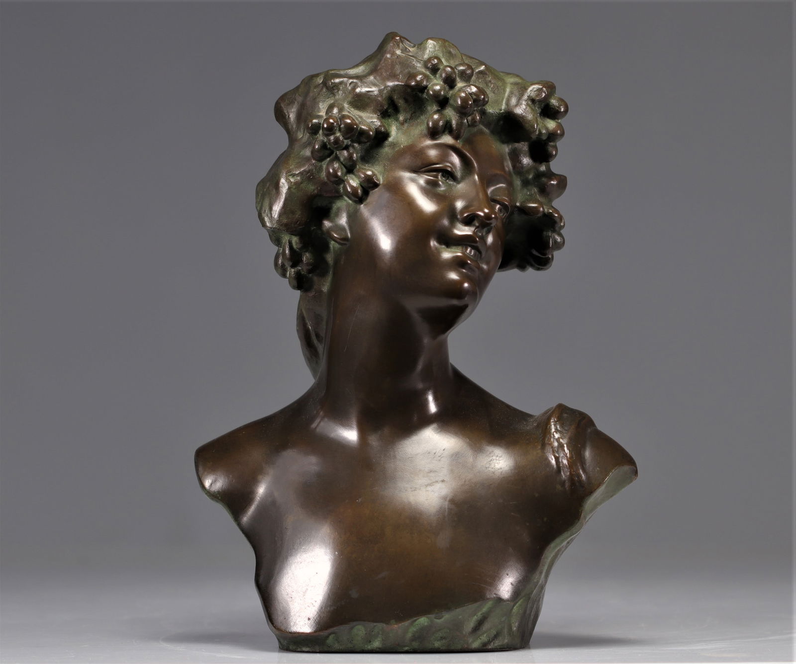 Jef LAMBEAUX (1852-1908) Bronze sculpture of a young woman Bacchante: Jef LAMBEAUX (1852-1908) Bronze sculpture of a young woman Bacchante - Weight: 7.90 kg - Shipping unavailable - Region: Belgique - Sizes: H 390 MM L 270 MM - At first glance: good condition - Author /