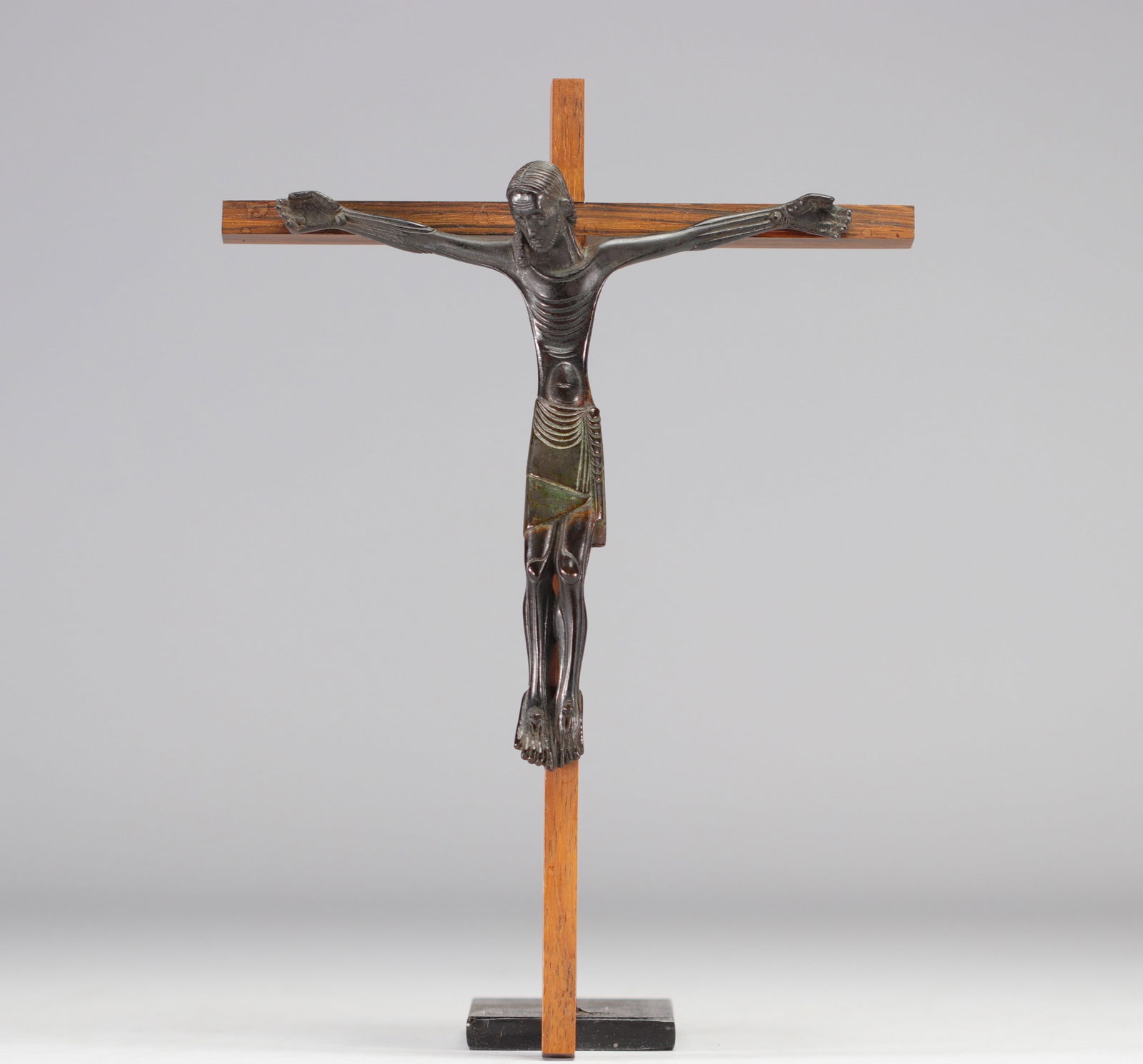 Bronze crucifix signed Lambert Rucki: Bronze crucifix signed Lambert Rucki - Weight: 335 g - Shipping available - Region: Europe - Sizes: h 280 mm l 195 mm - At first glance: good condition